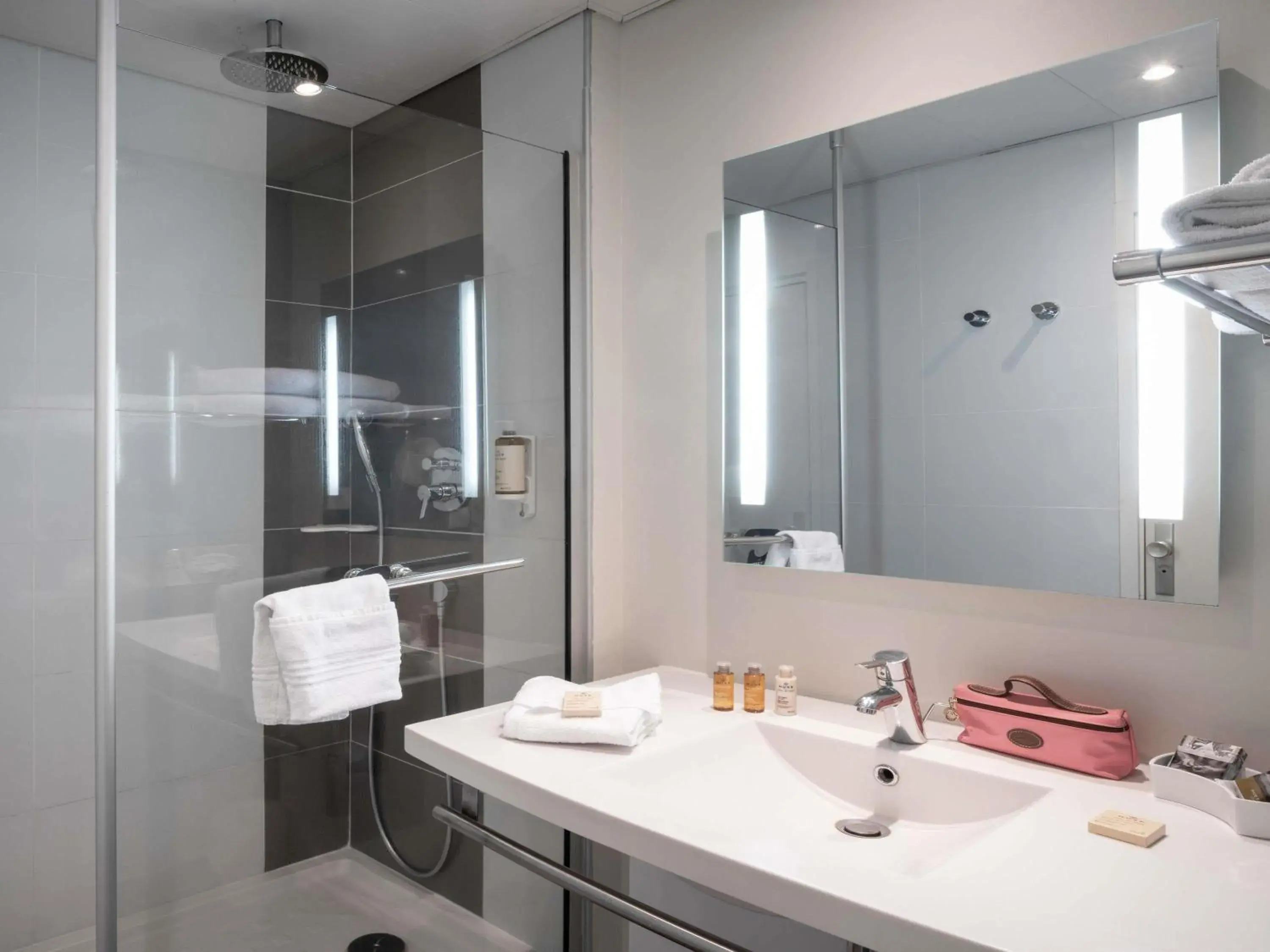 Bedroom in Hôtel Mercure Lille Aéroport Bedroom in Hôtel Mercure Lille Aéroport