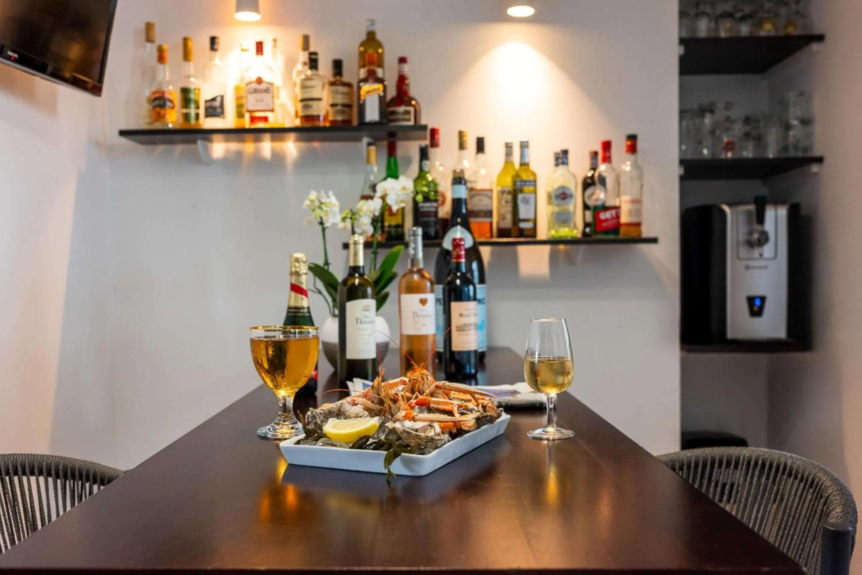 Lounge or bar in Best Western Hôtel Royan Océan Lounge or bar in Best Western Hôtel Royan Océan