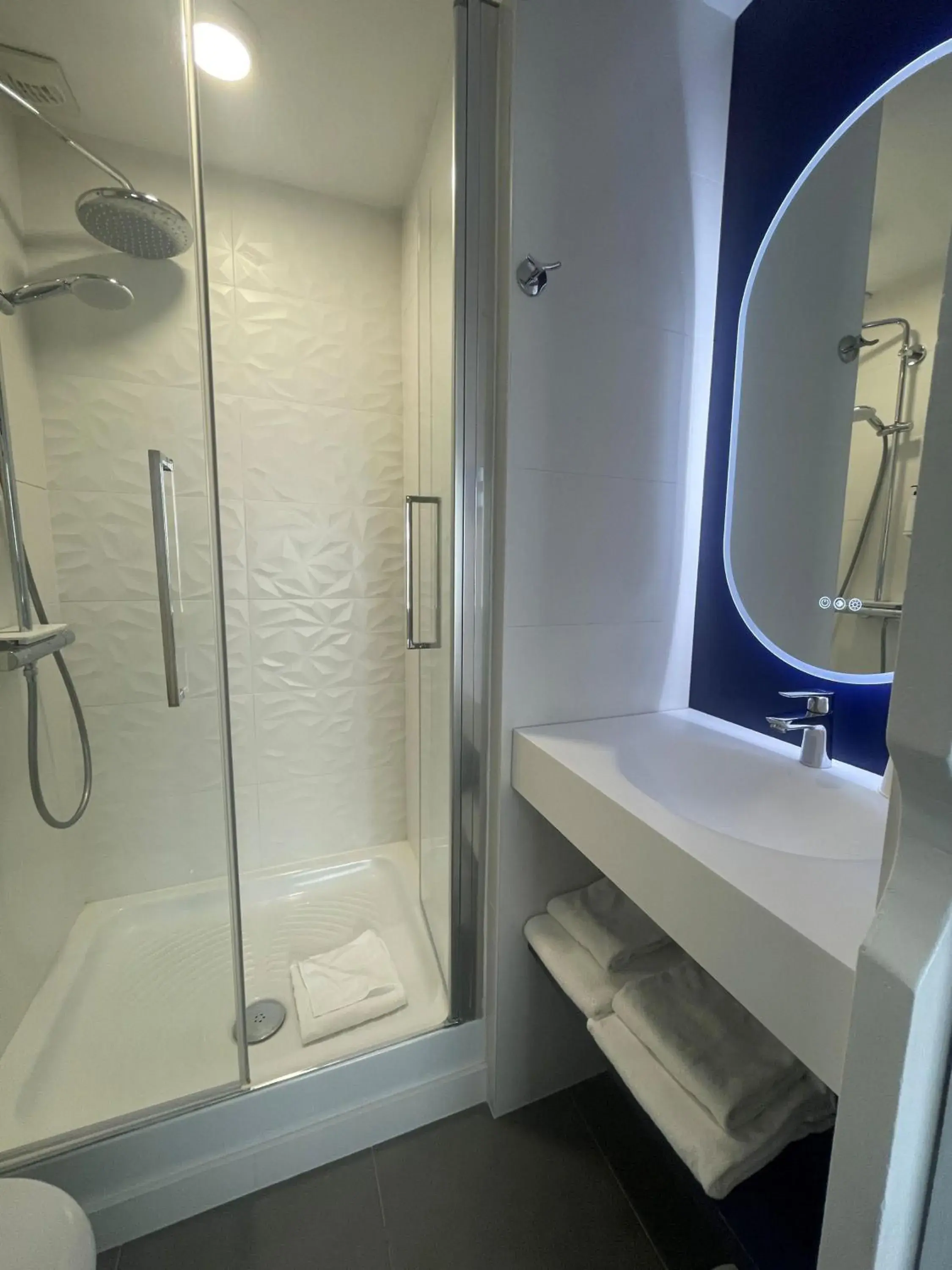 Bedroom in Best Western Hôtel Royan Océan Bedroom in Best Western Hôtel Royan Océan