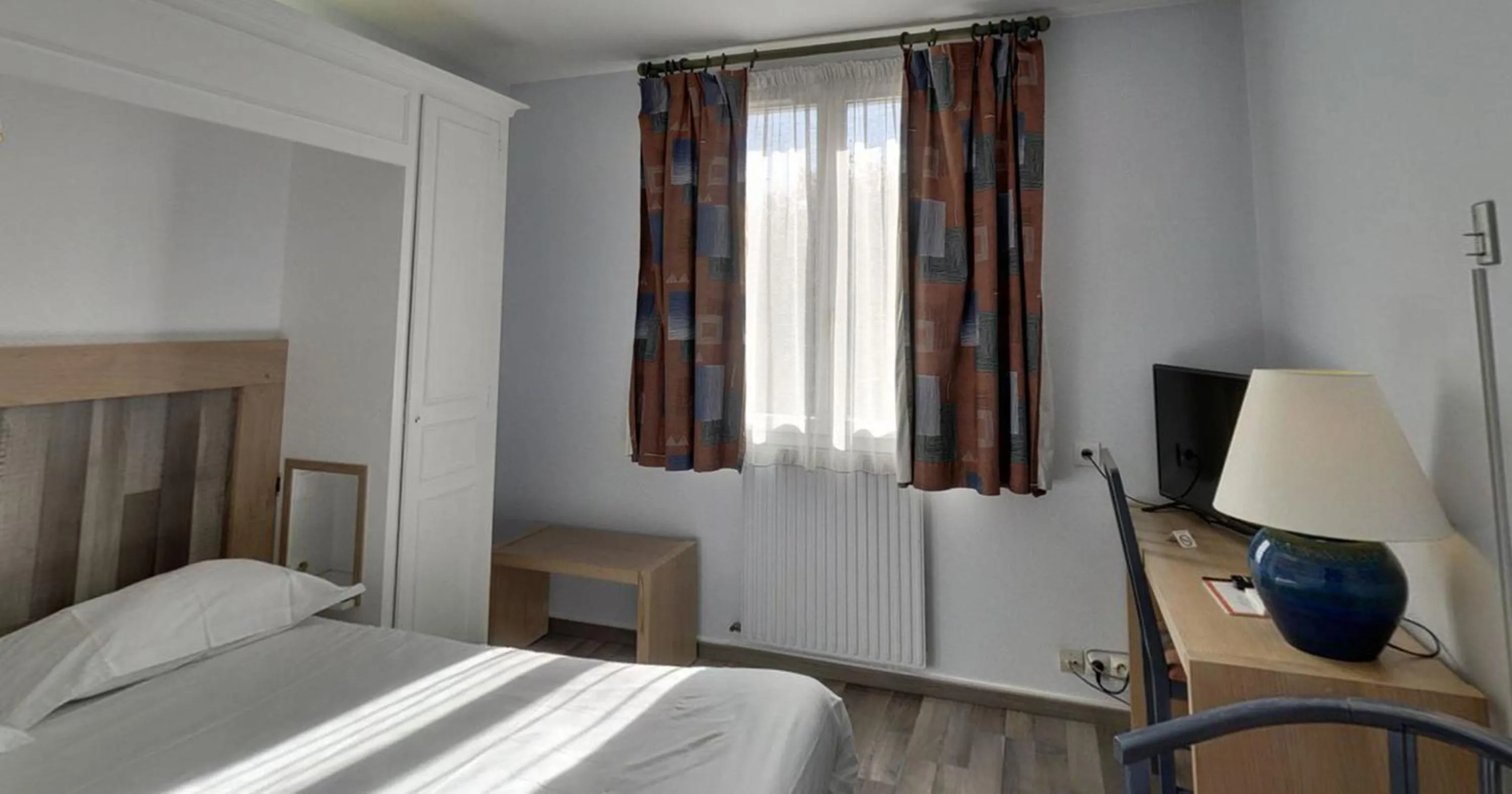 Bedroom, Bed in Hôtel de l'Orme, Akena