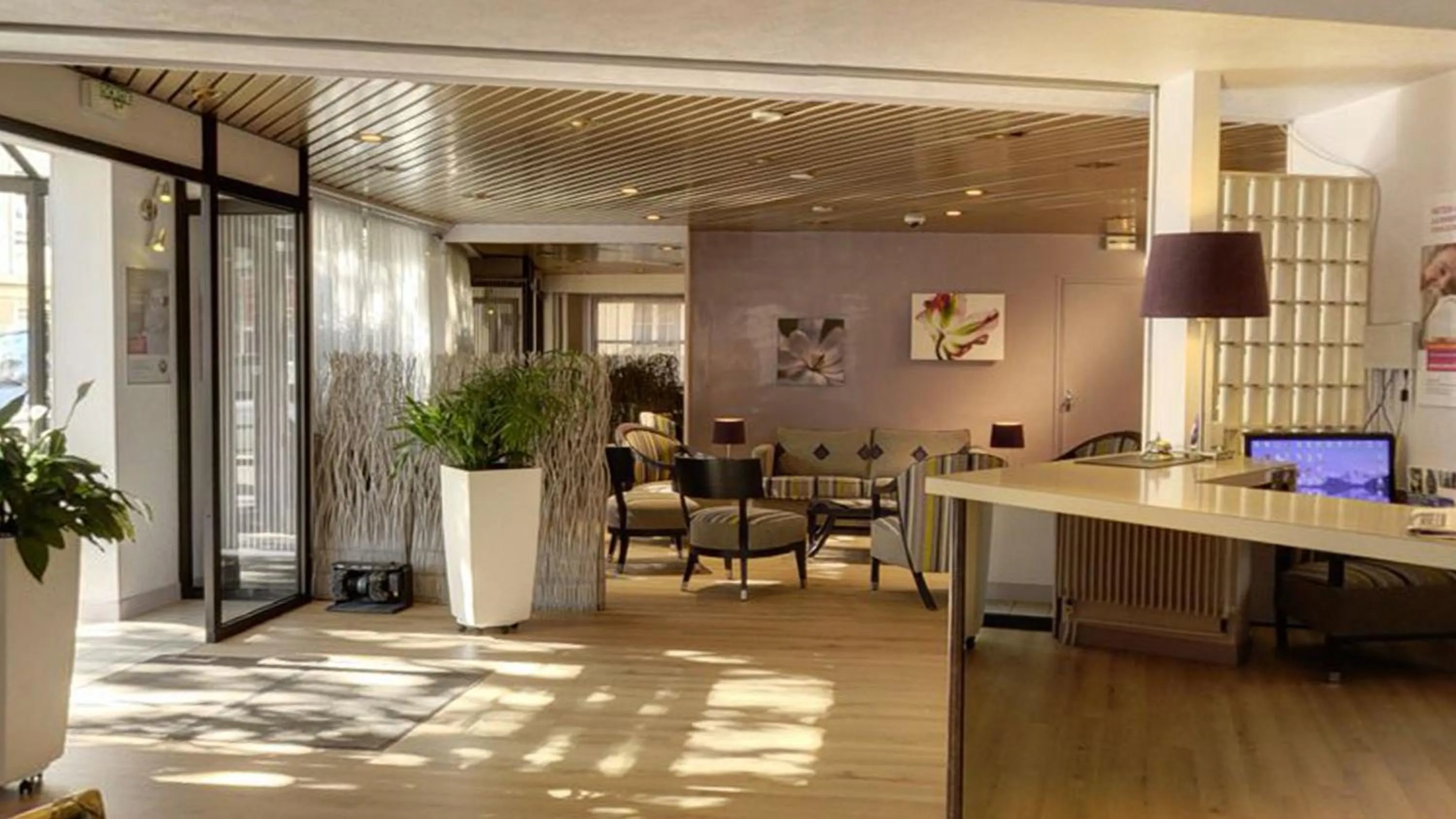 Lobby or reception in Hôtel de l'Orme, Akena
