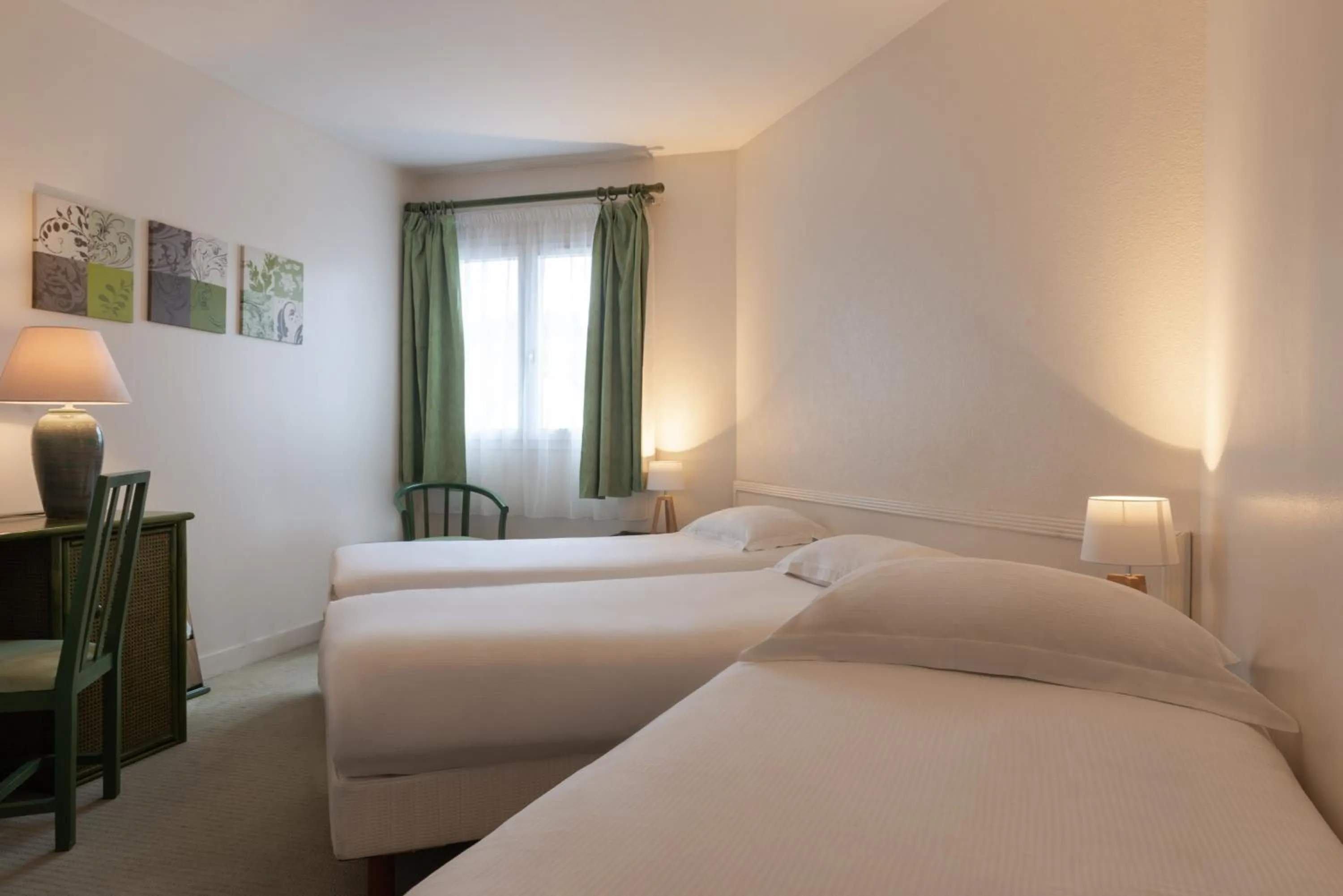 Bed in Hôtel de l'Orme, Akena