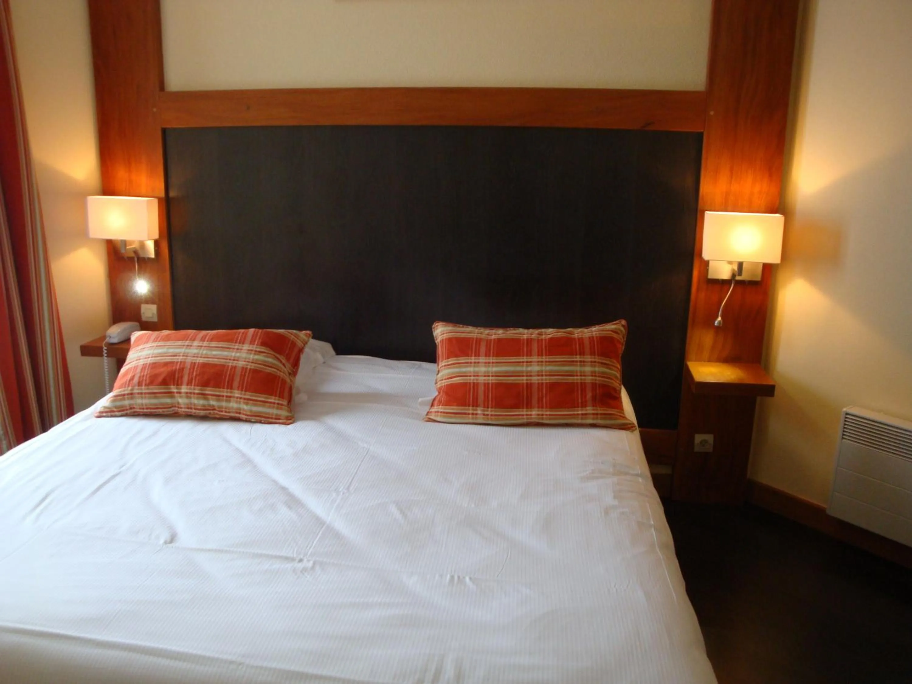 Bed in Hôtel de l'Orme, Akena