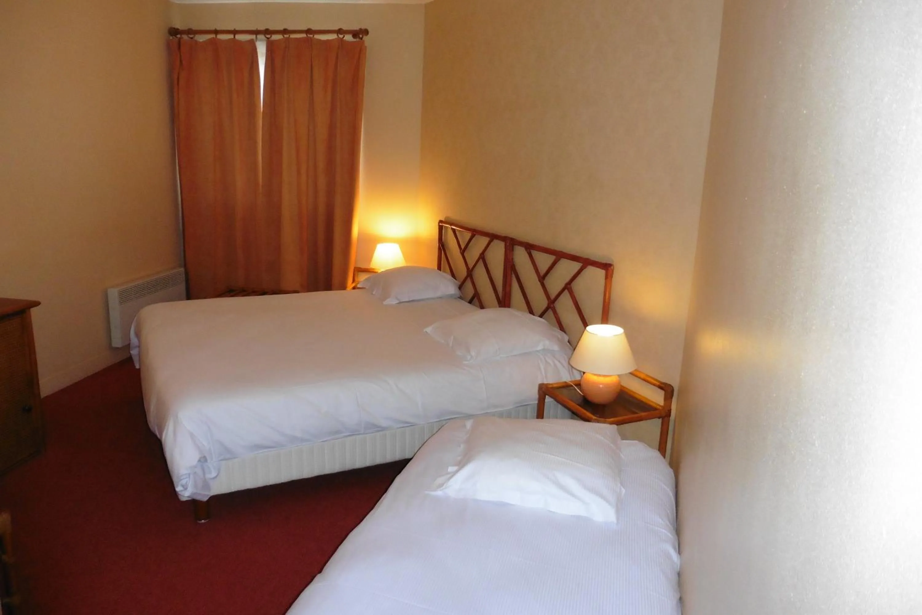 Bed in Hôtel de l'Orme, Akena