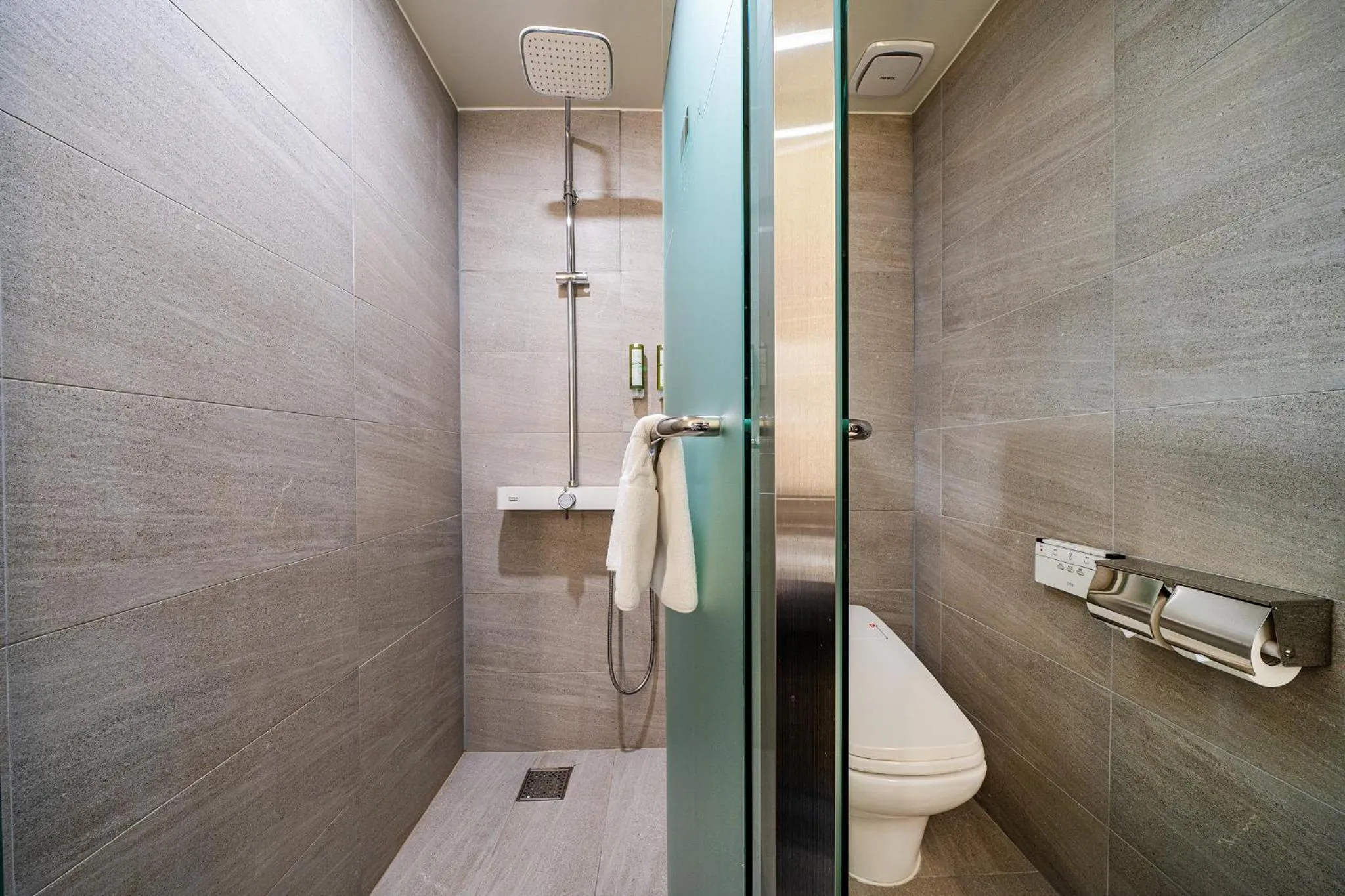 Shower in Rivertain Hotel Gyeongju