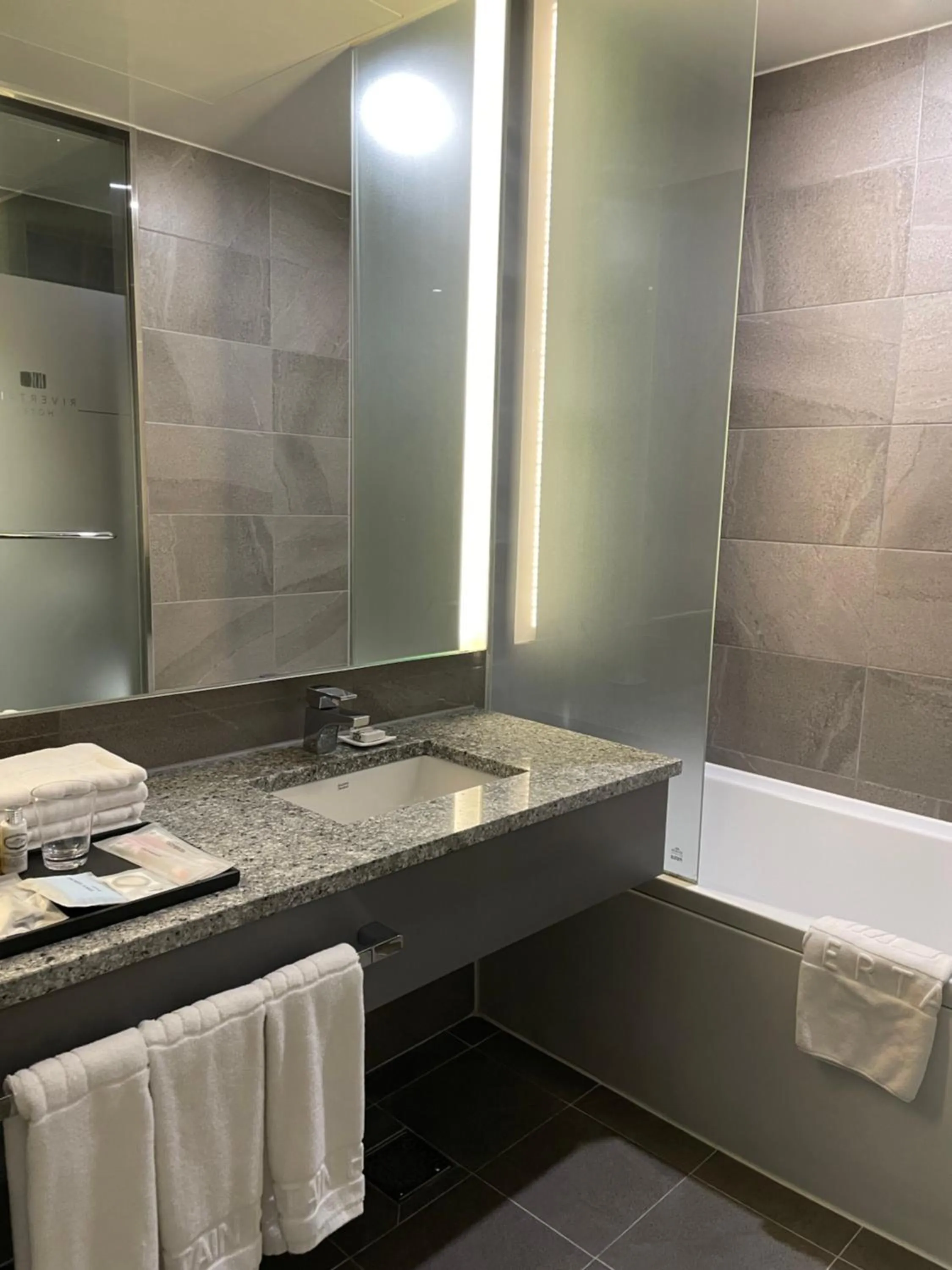 Shower in Rivertain Hotel Gyeongju