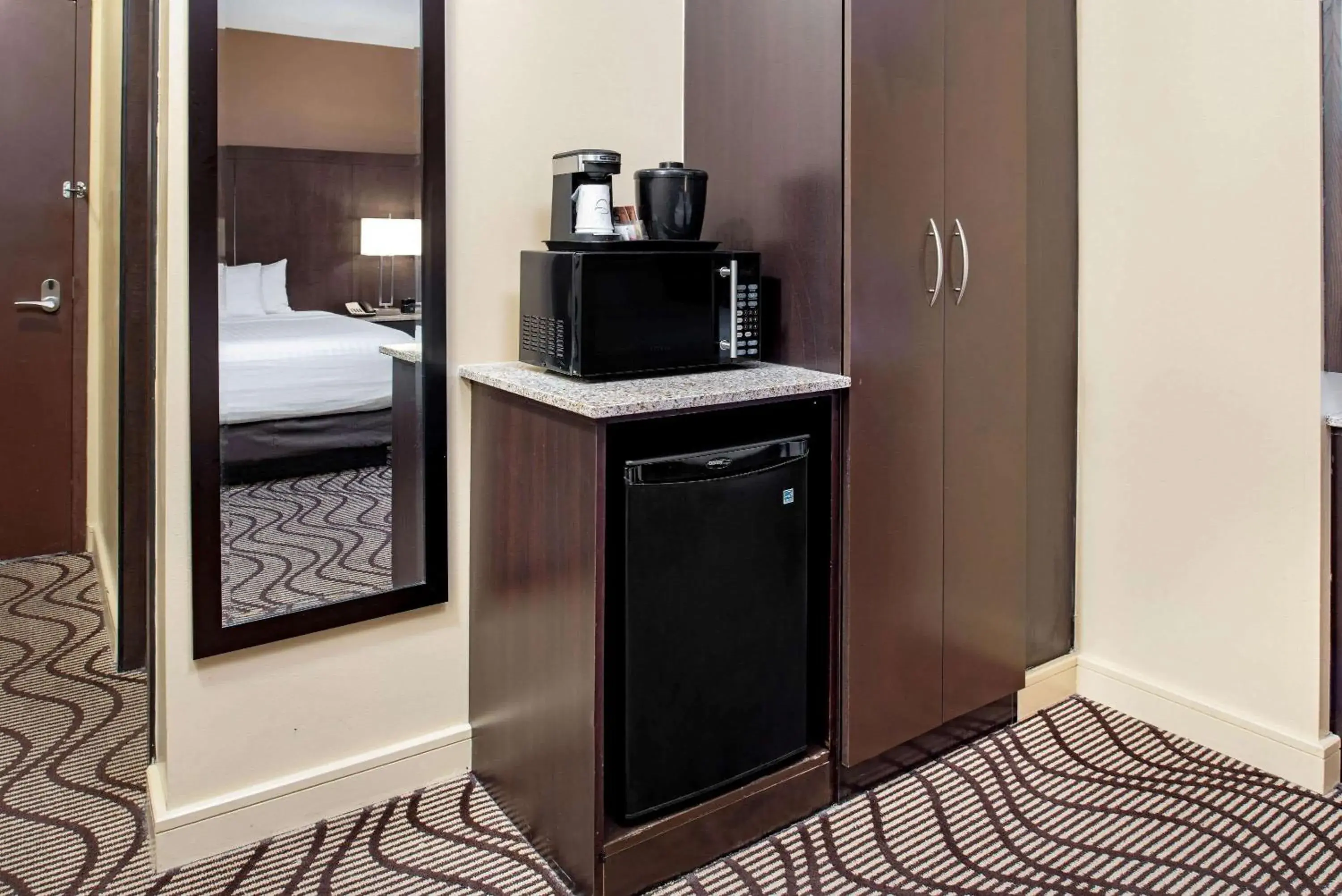 Photo of the whole room in La Quinta by Wyndham Oshawa Photo of the whole room in La Quinta by Wyndham Oshawa