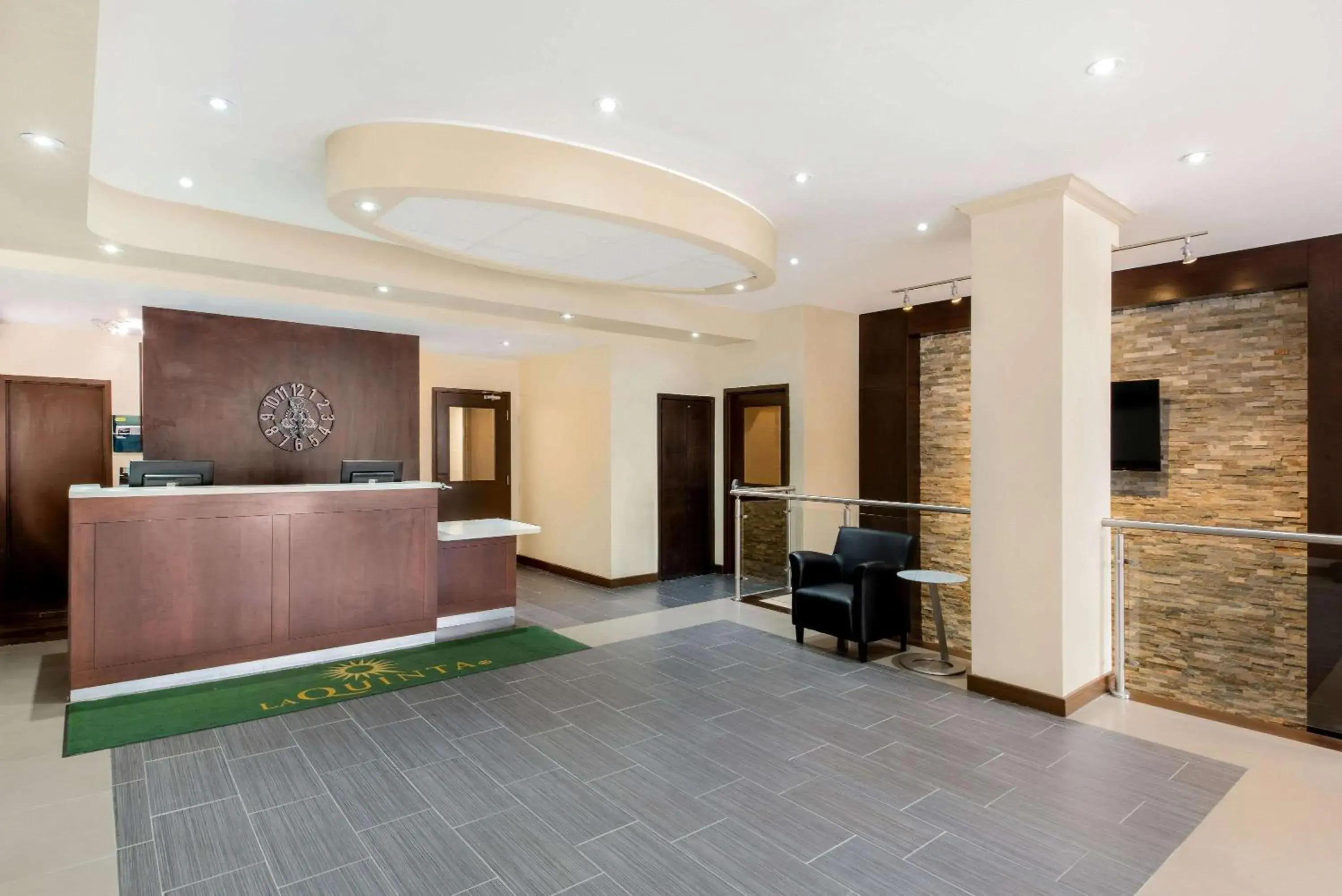 Lobby or reception in La Quinta by Wyndham Oshawa Lobby or reception in La Quinta by Wyndham Oshawa
