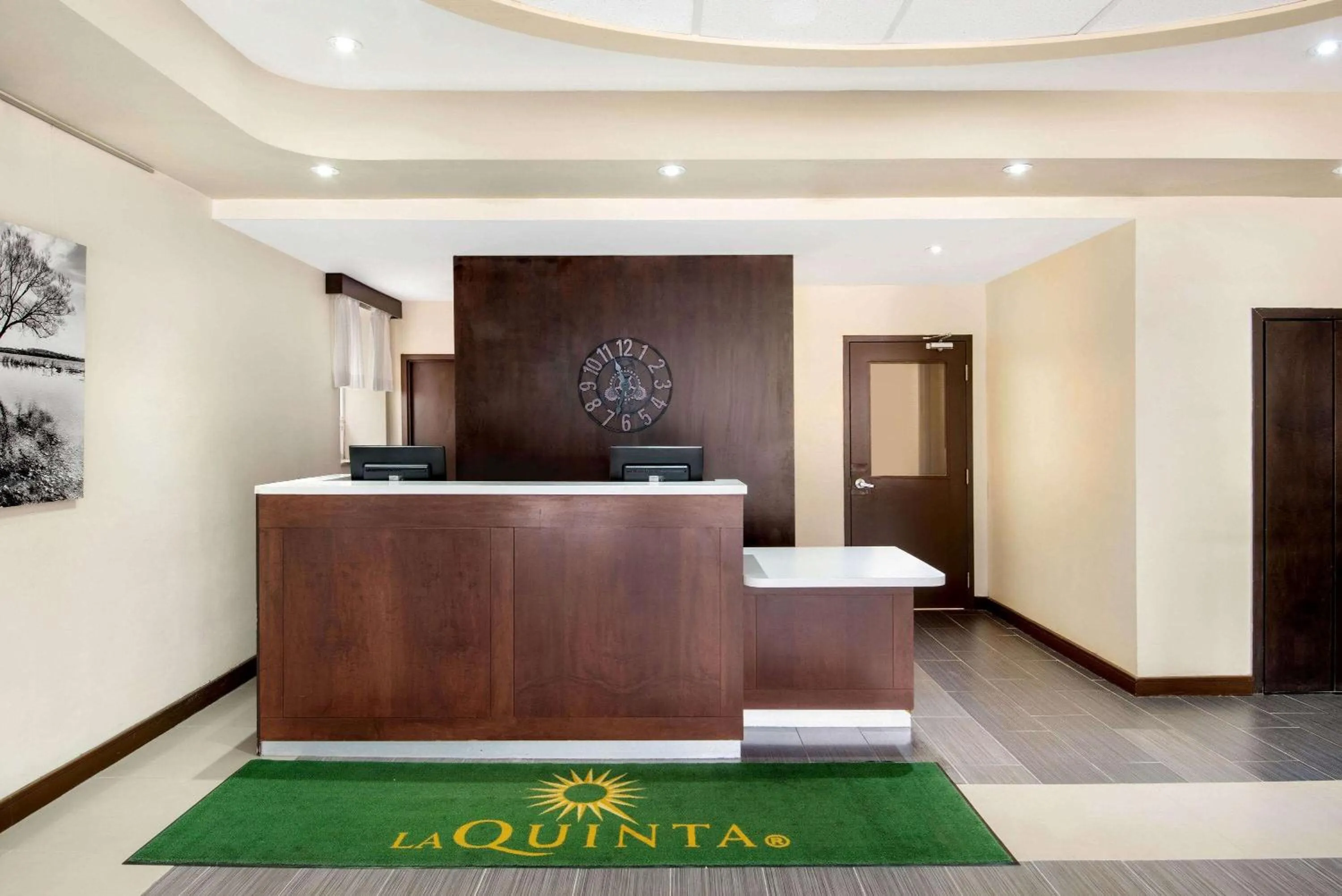 Lobby or reception in La Quinta by Wyndham Oshawa