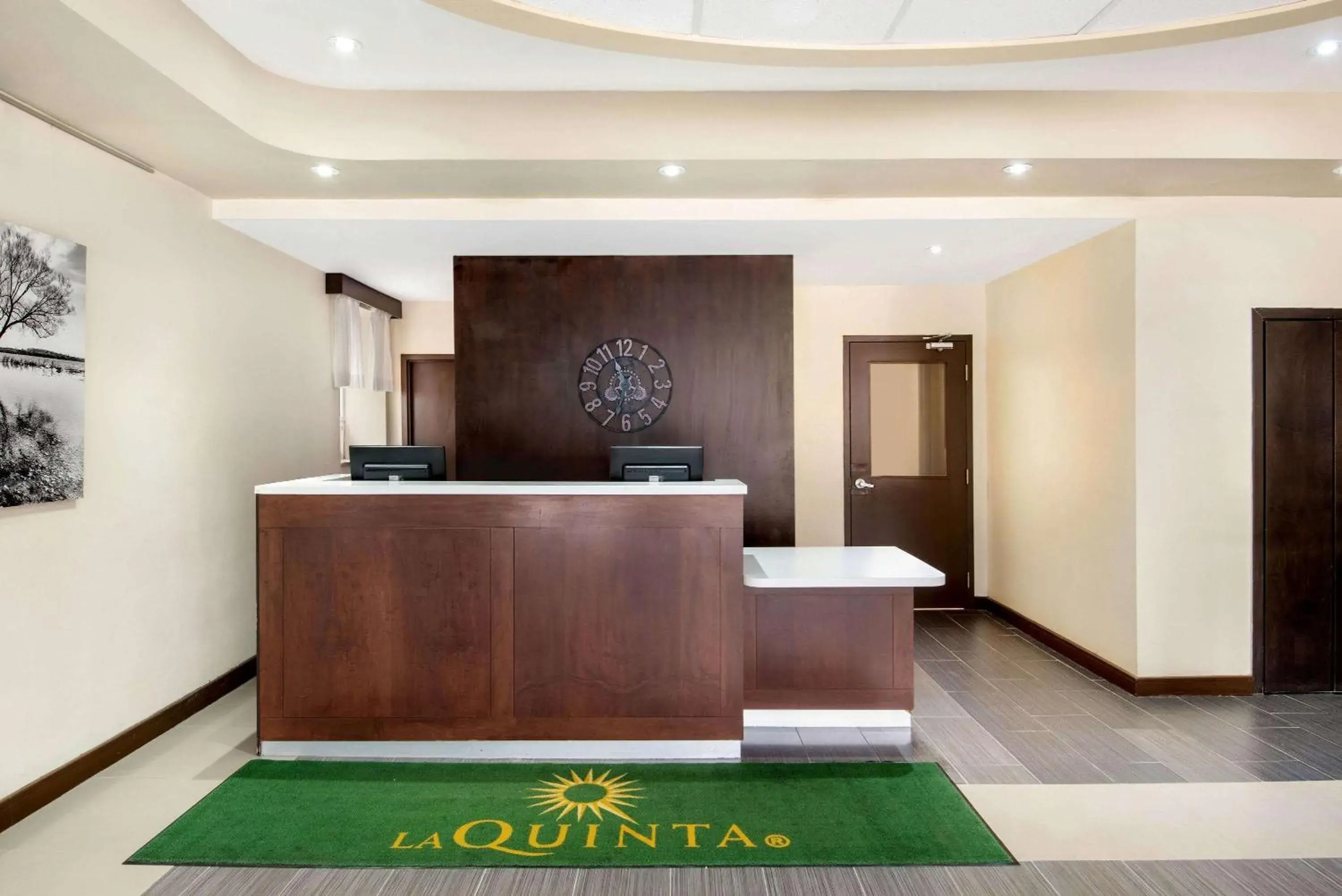 Lobby or reception in La Quinta by Wyndham Oshawa Lobby or reception in La Quinta by Wyndham Oshawa