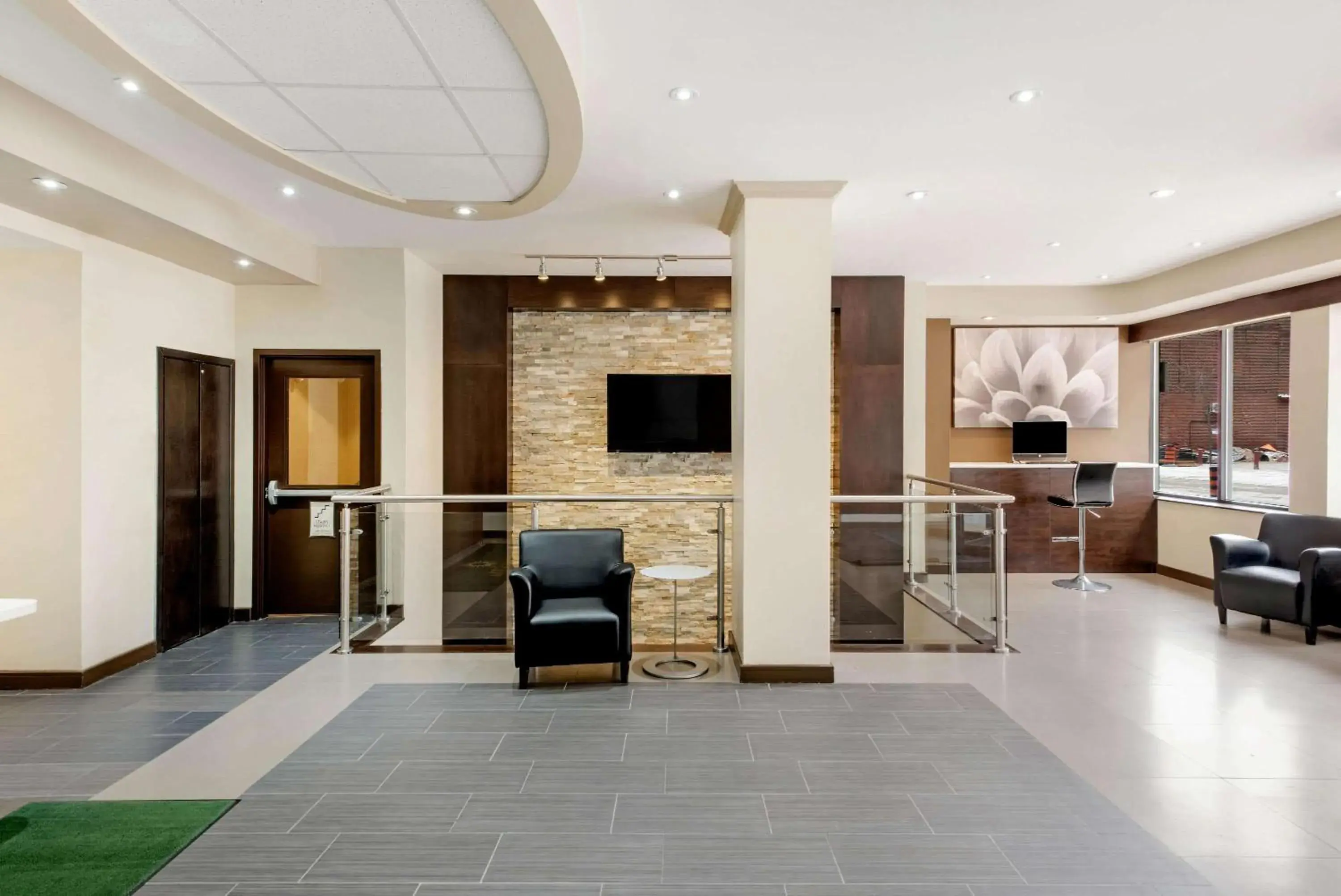 Lobby or reception in La Quinta by Wyndham Oshawa Lobby or reception in La Quinta by Wyndham Oshawa