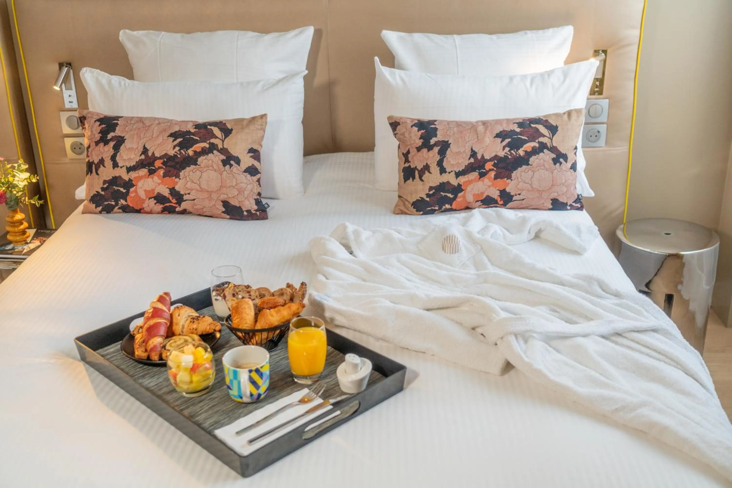 Photo of the whole room, Bed in Pullman Toulouse