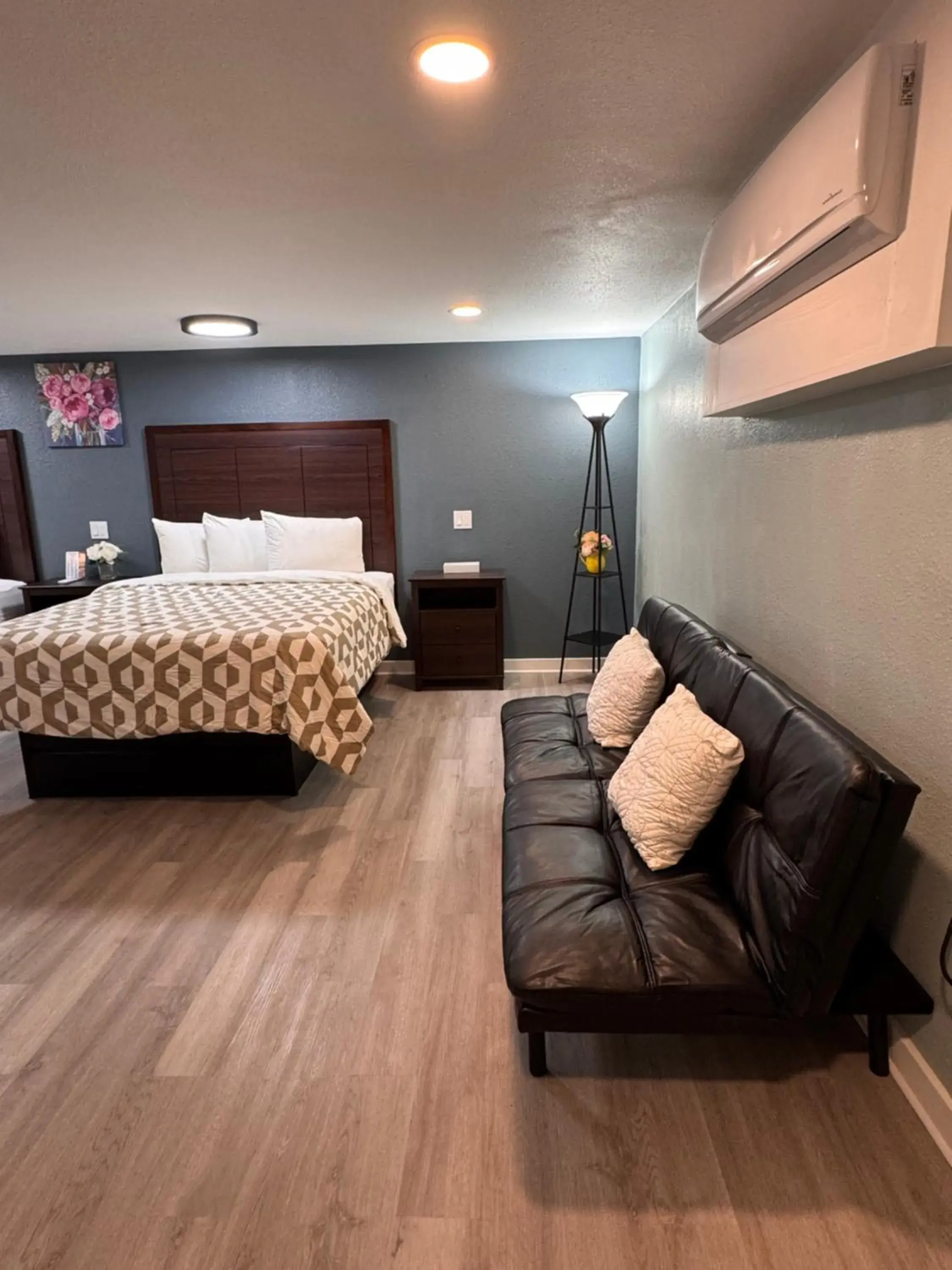 Bed in Annie Oakley Motel Oakley Bed in Annie Oakley Motel Oakley