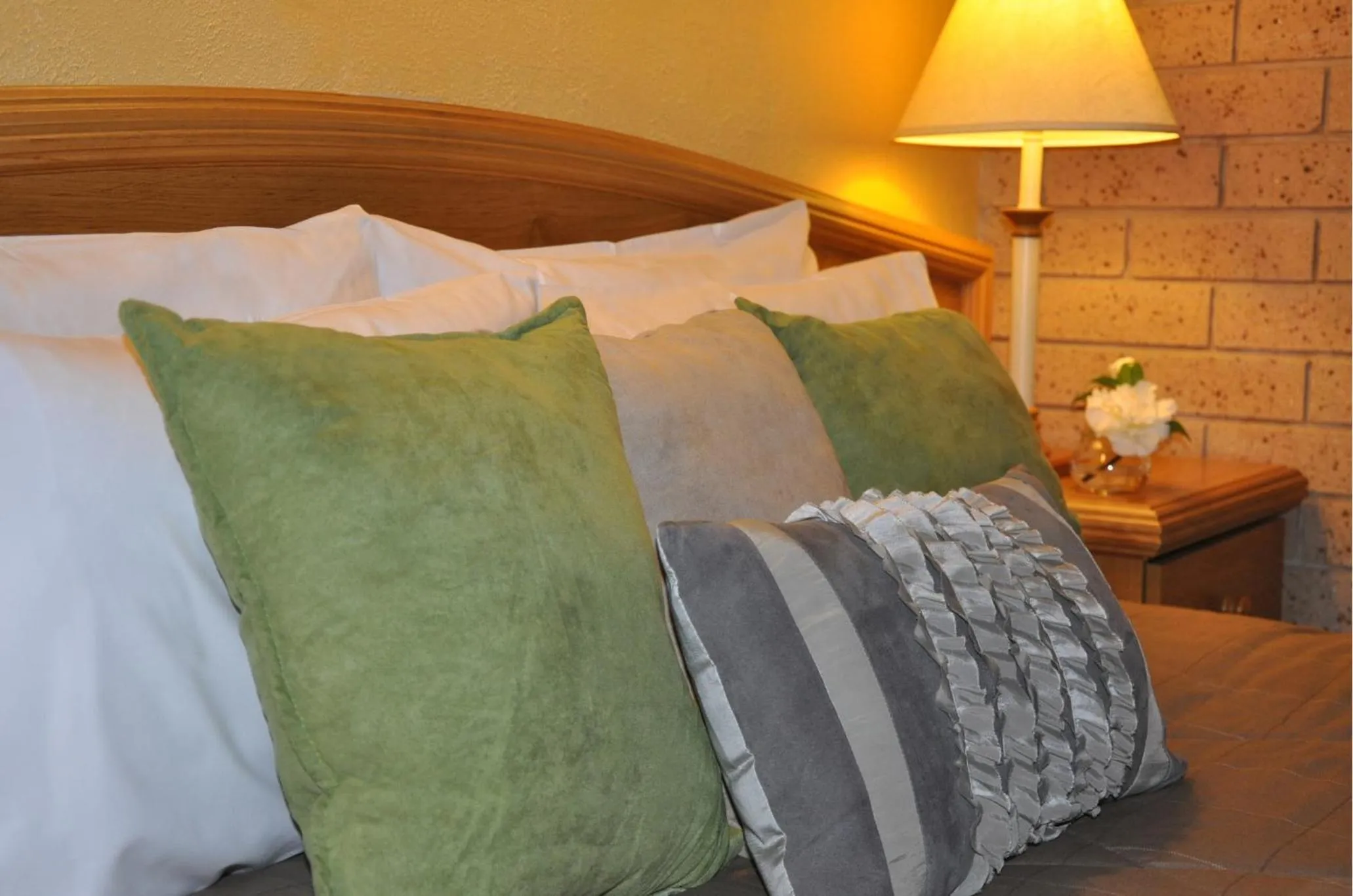 Bed in High Country Motor Inn Bright