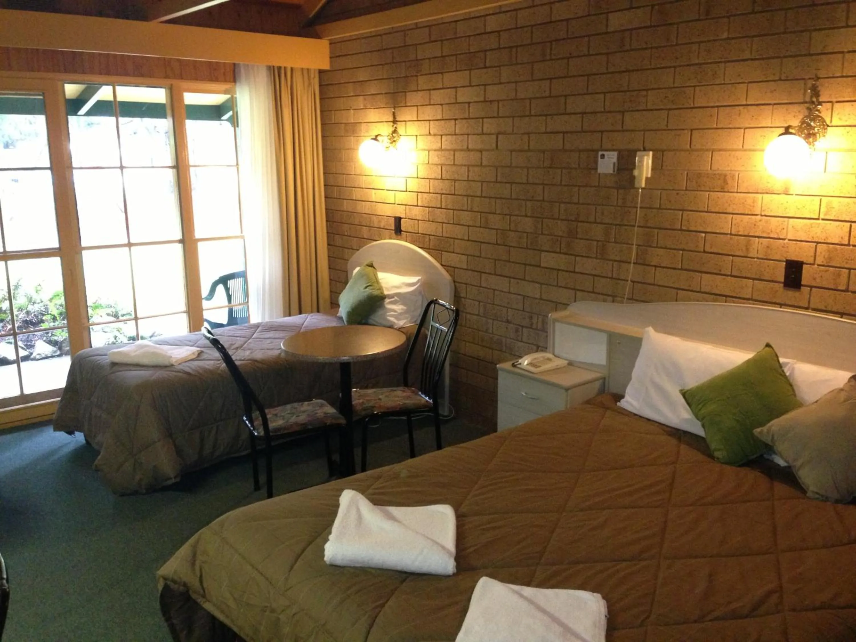 Bed in High Country Motor Inn Bright