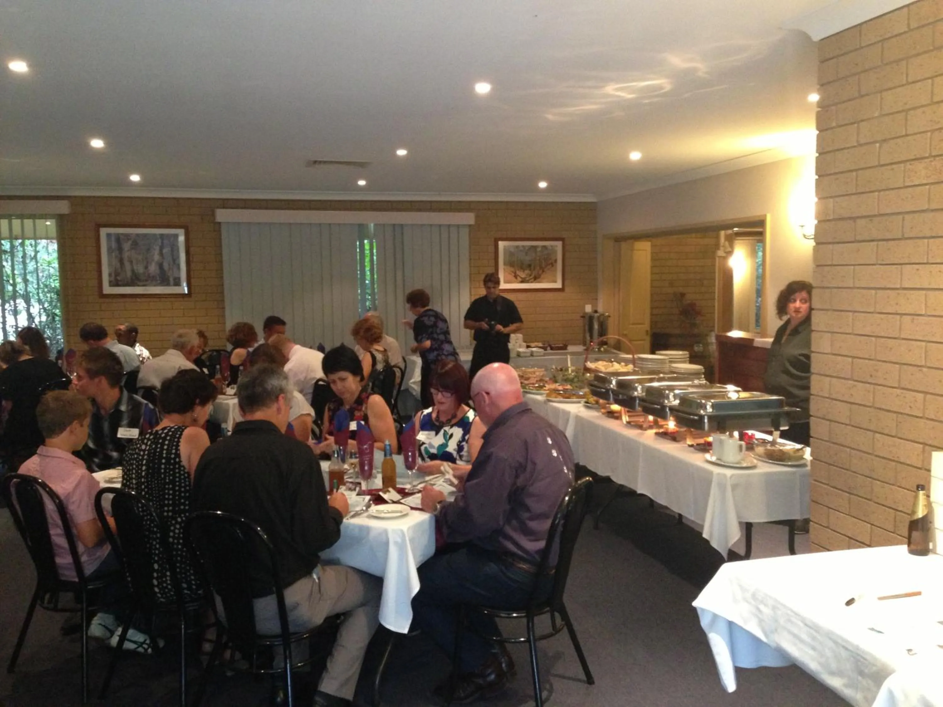 Restaurant/places to eat in High Country Motor Inn Bright