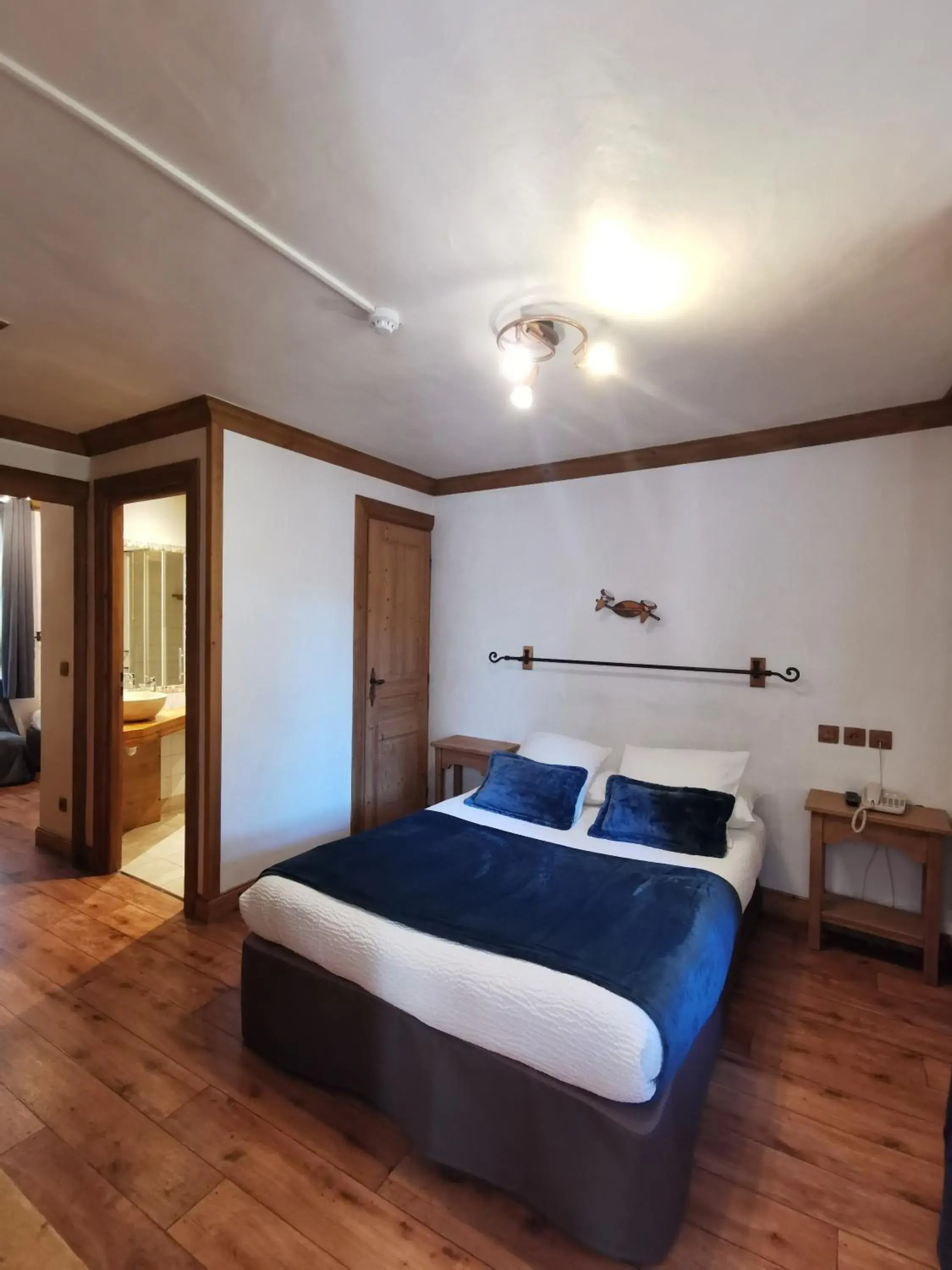 Family Room with Bathroom in Hôtel Restaurant Angival - Chambres et Appartement Family Room with Bathroom in Hôtel Restaurant Angival - Chambres et Appartement