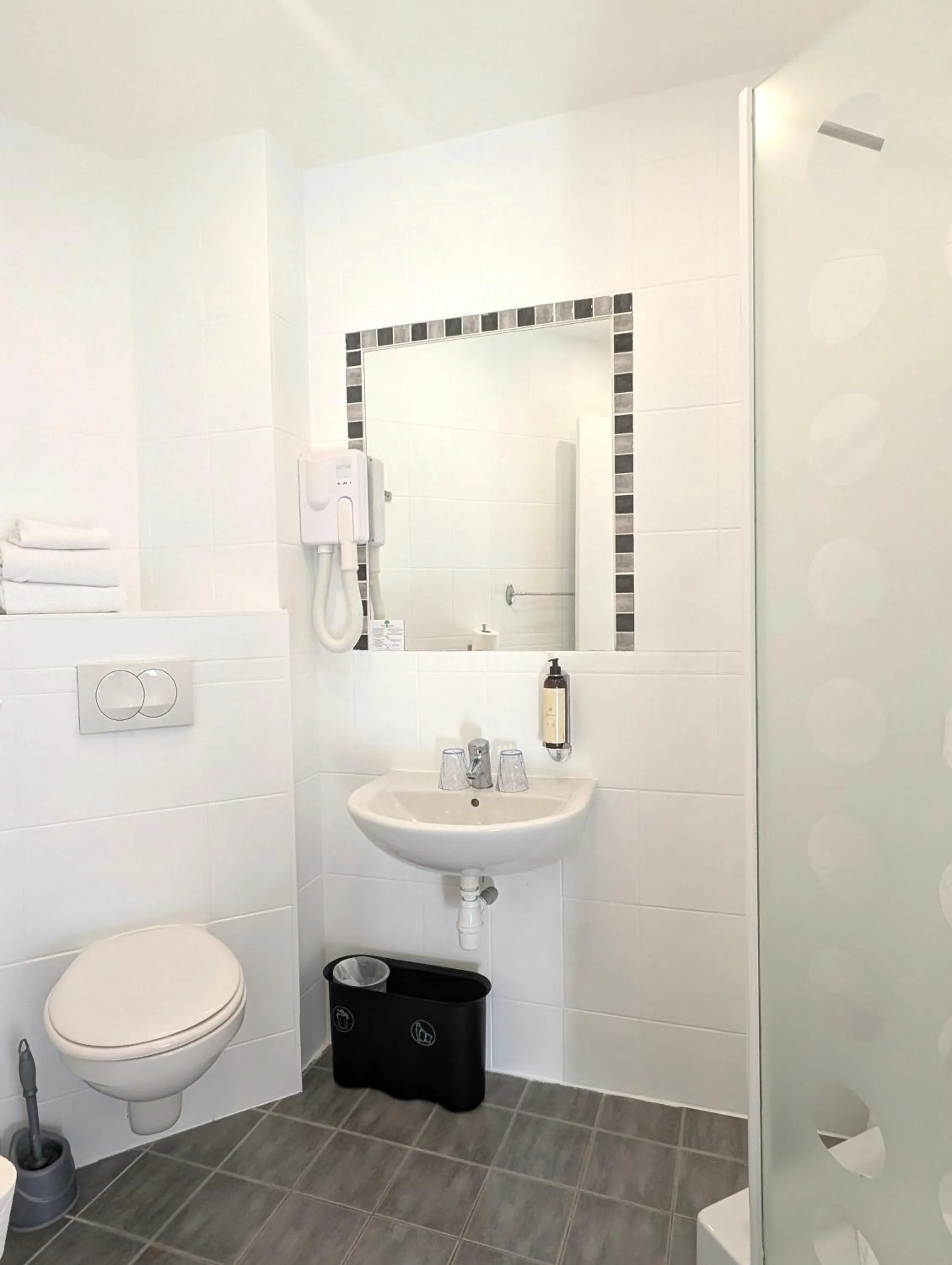 Shower in H33 Hôtel