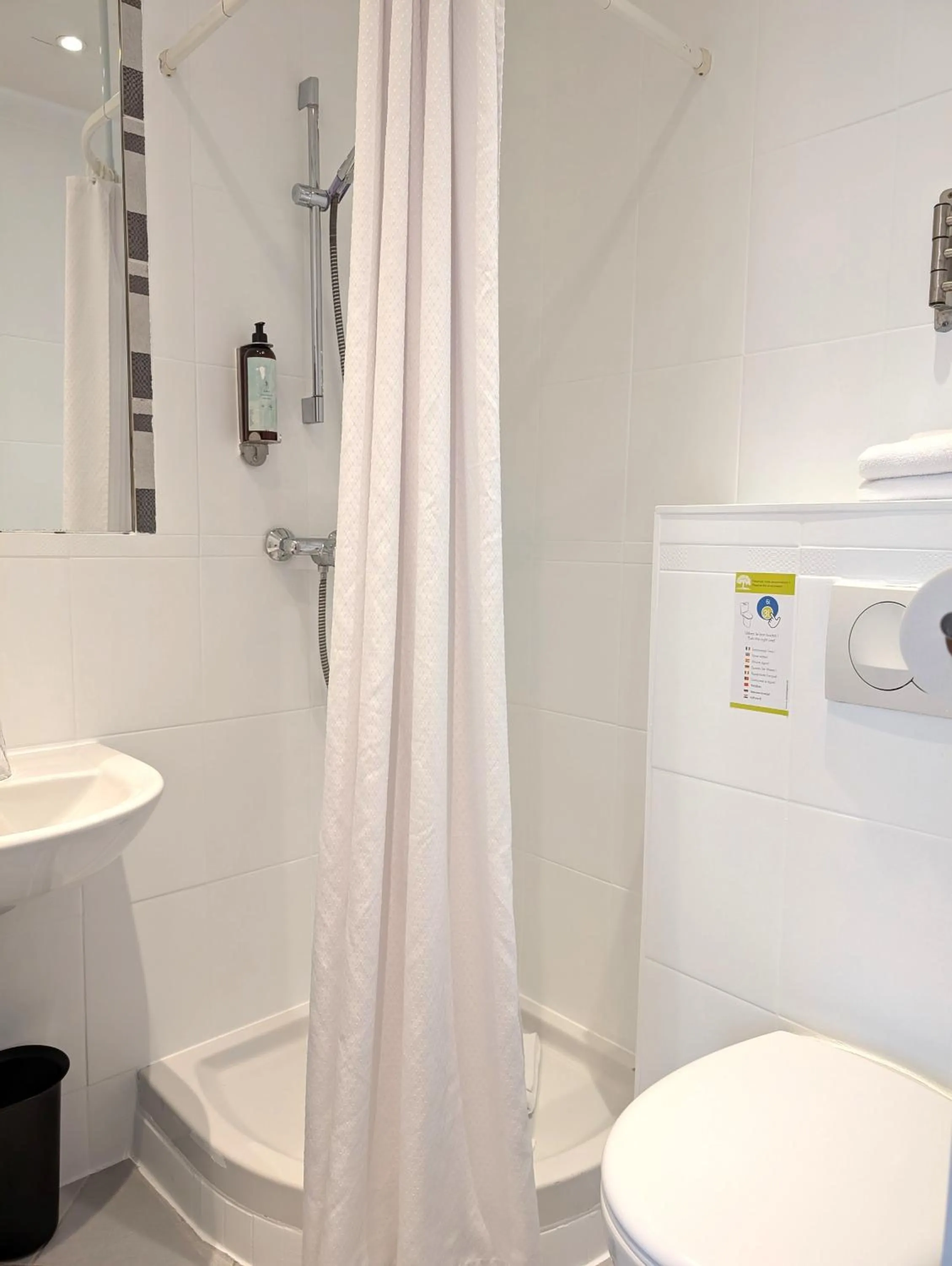 Shower in H33 Hôtel