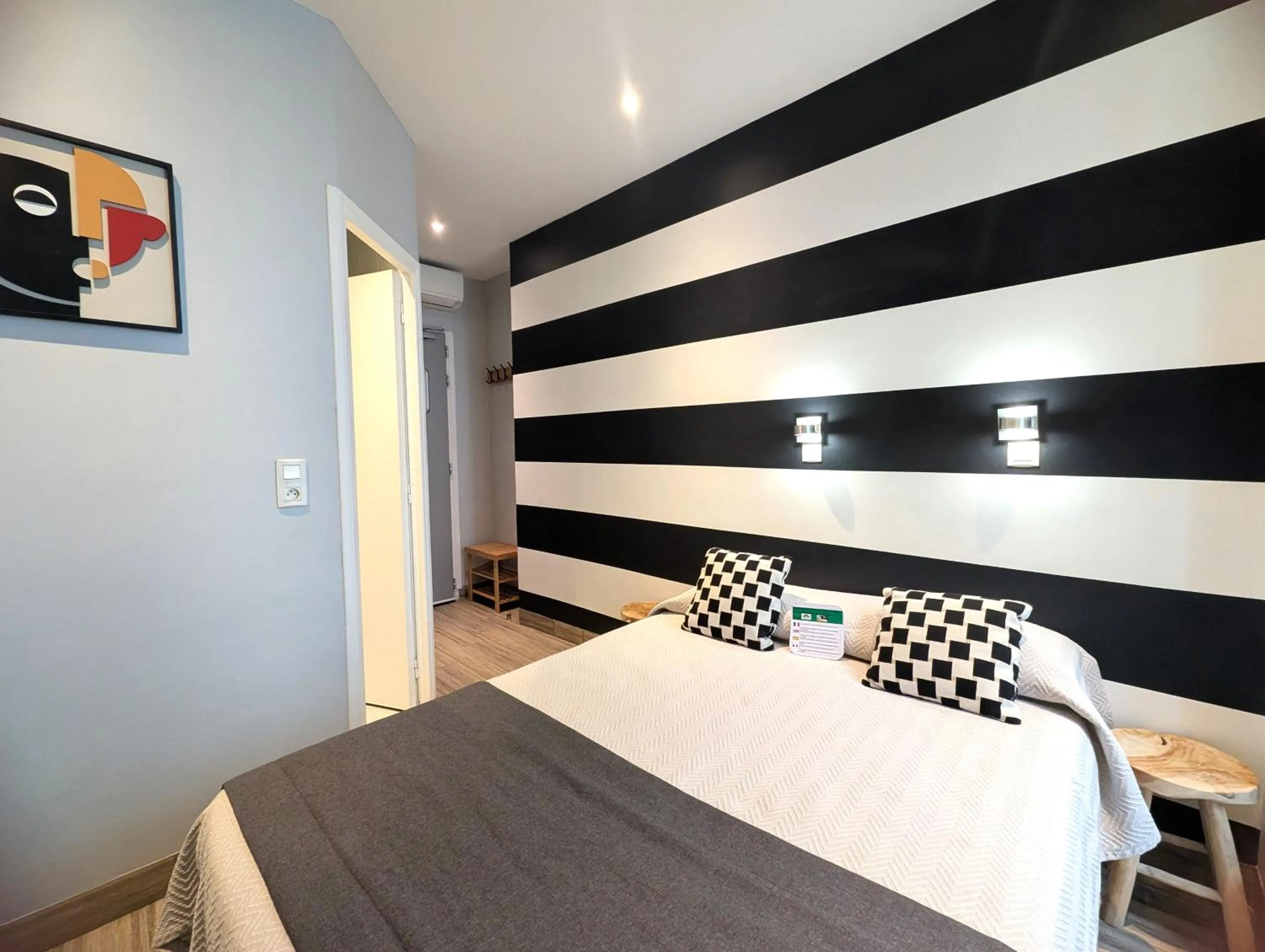 Toilet, Bed in H33 Hôtel