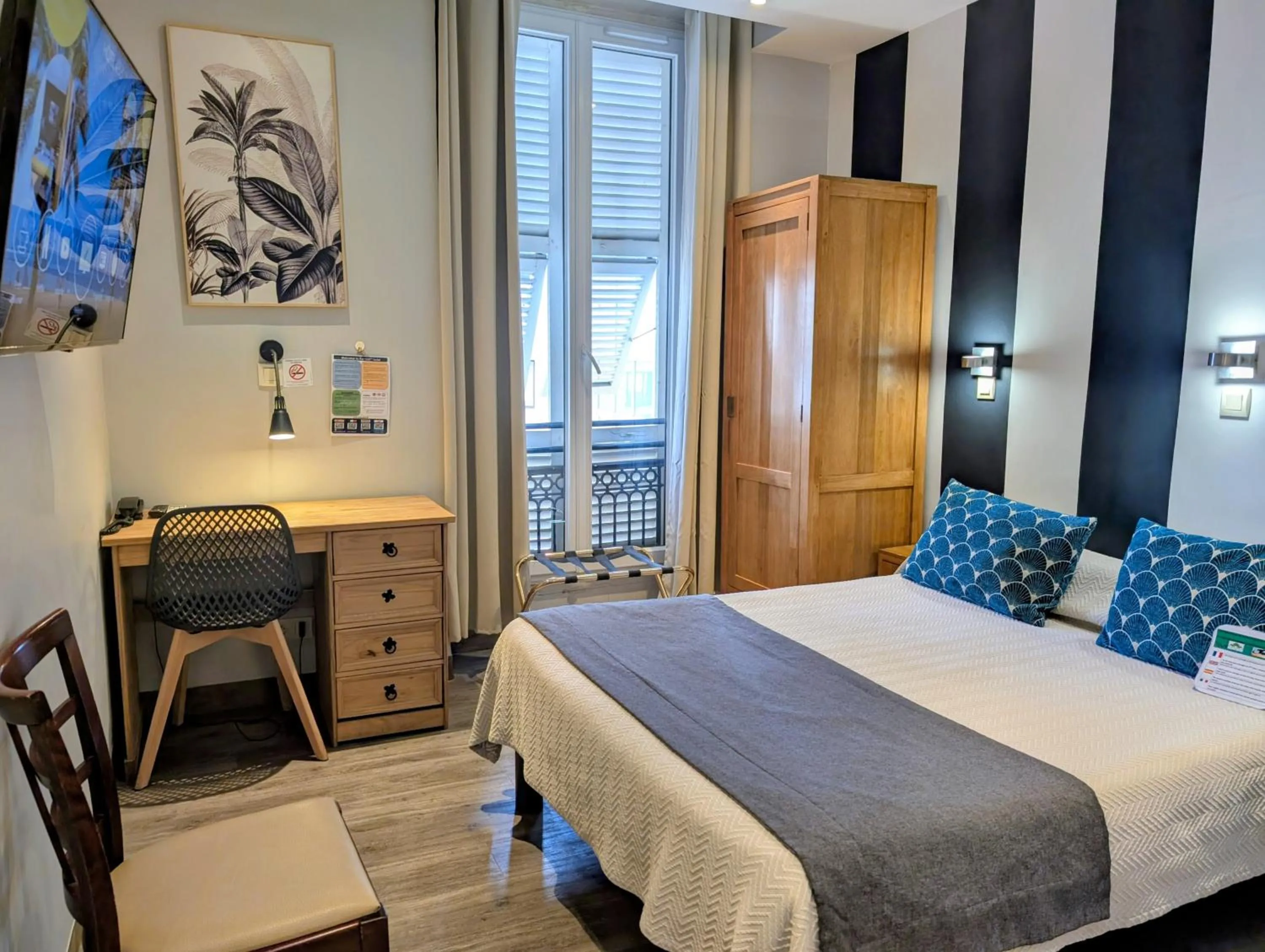 Photo of the whole room, Bed in H33 Hôtel