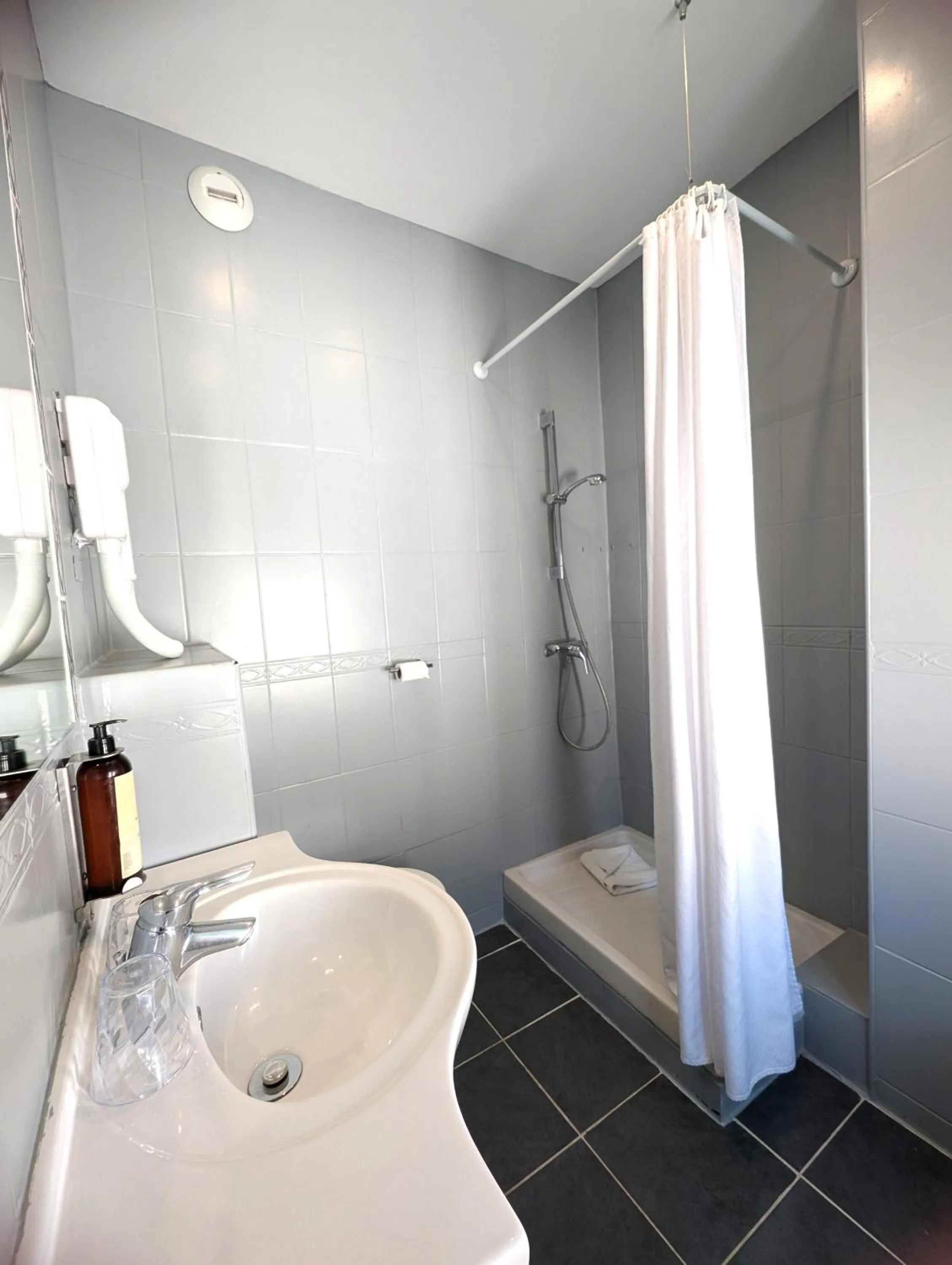 Shower in H33 Hôtel