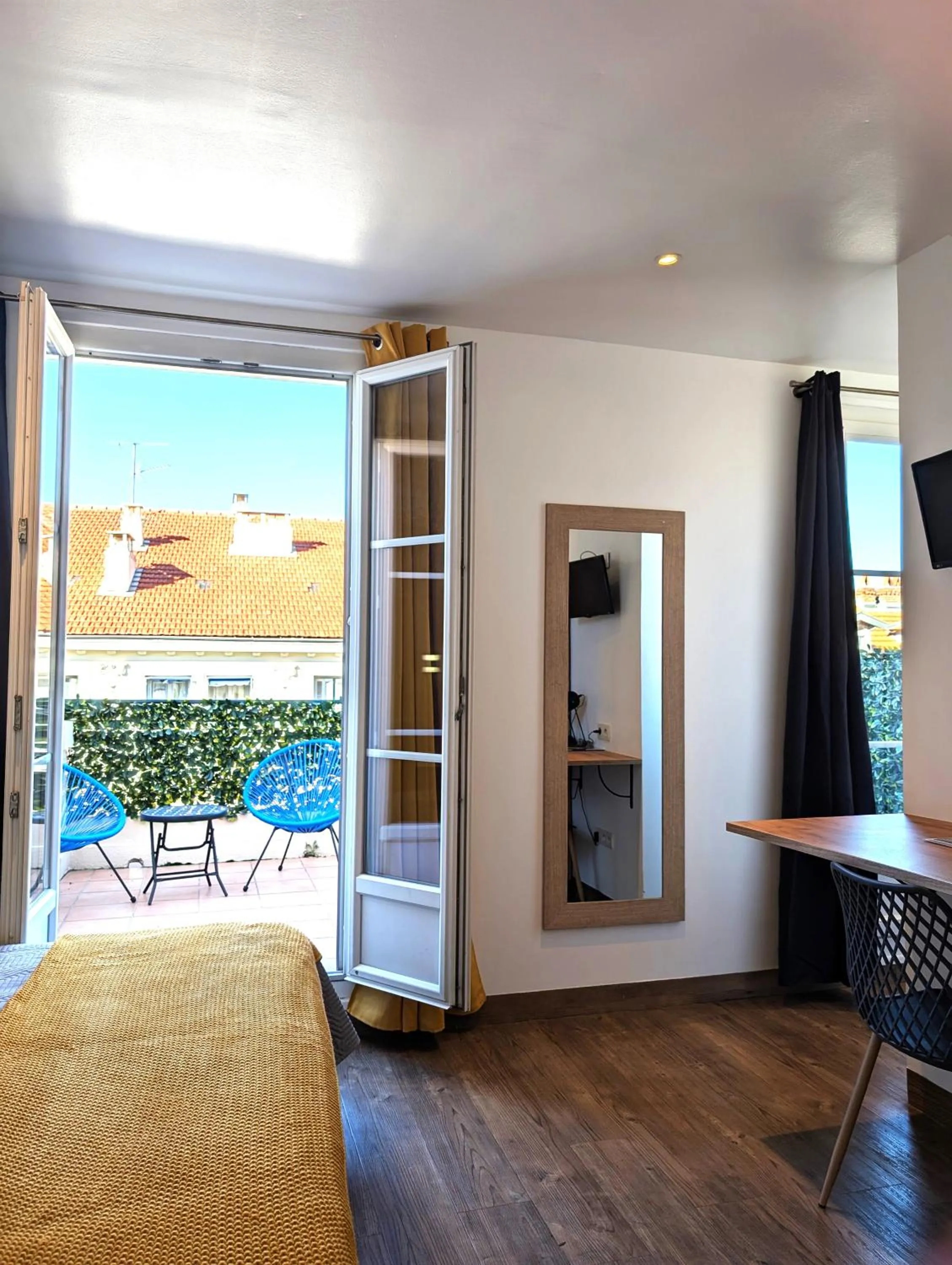 Patio, Bed in H33 Hôtel