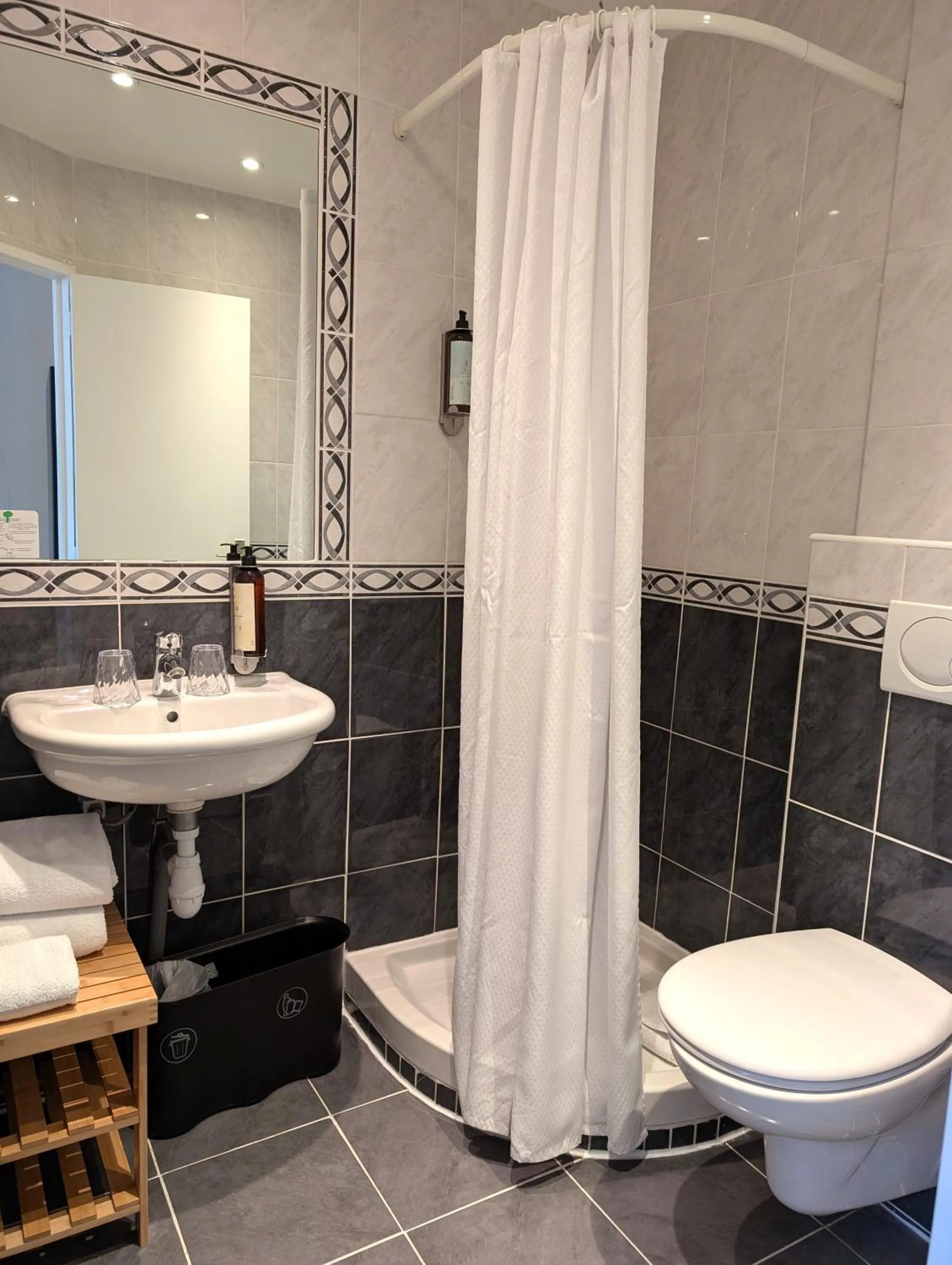 Shower in H33 Hôtel