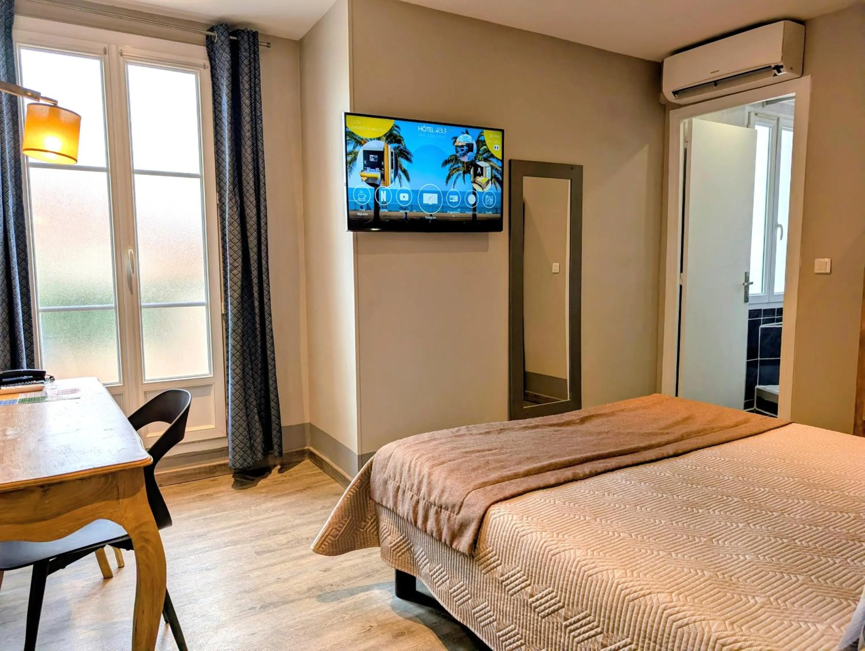 Seating area, Bed in H33 Hôtel