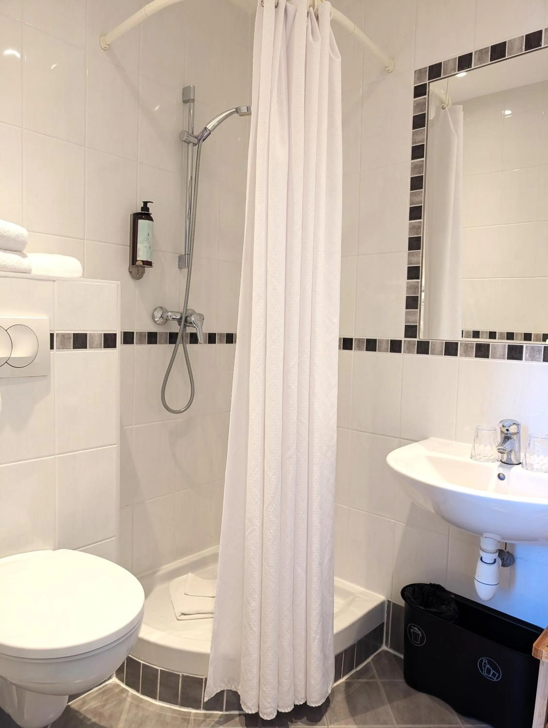 Shower in H33 Hôtel