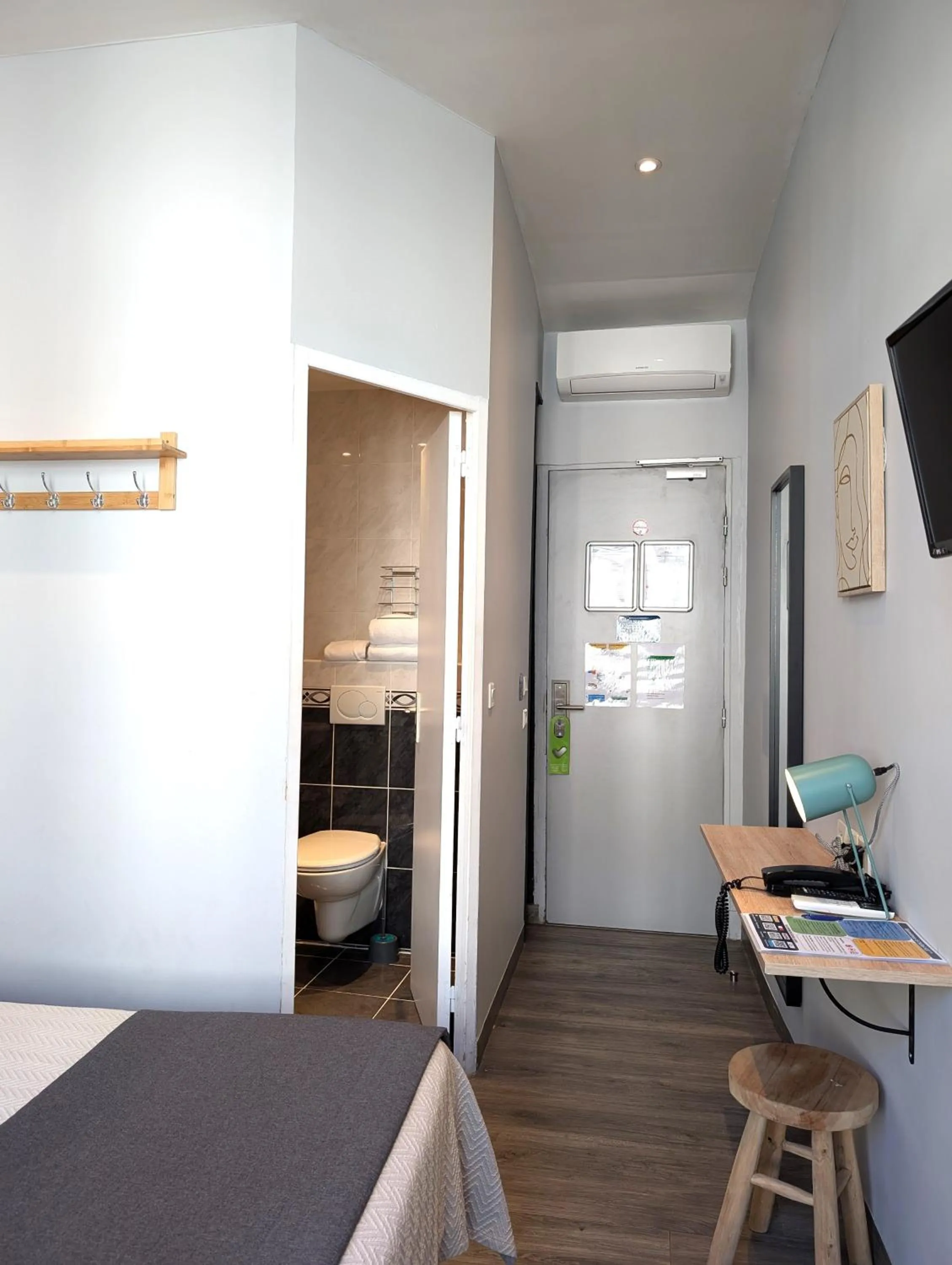 Toilet, Bed in H33 Hôtel