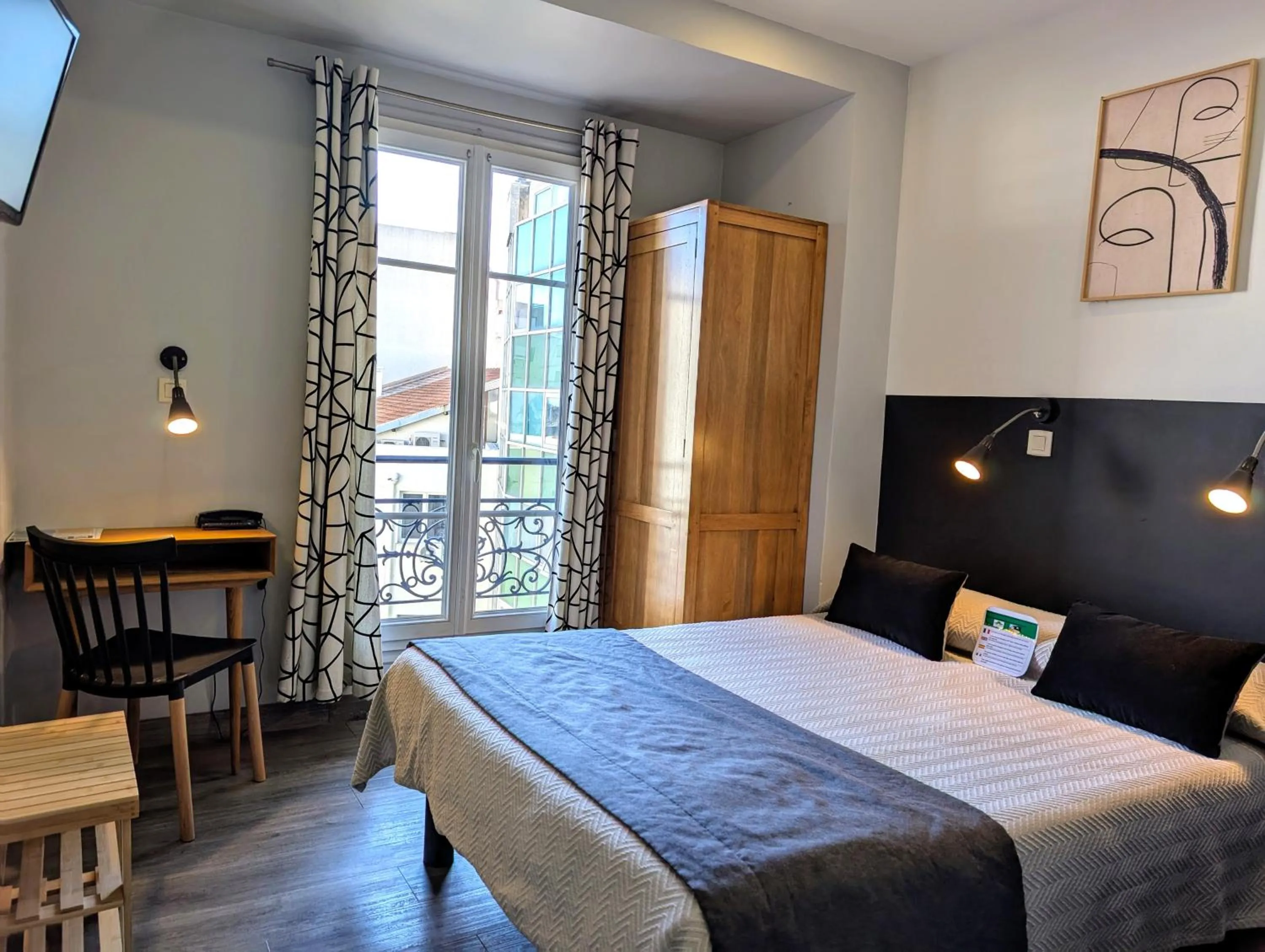 Photo of the whole room, Bed in H33 Hôtel