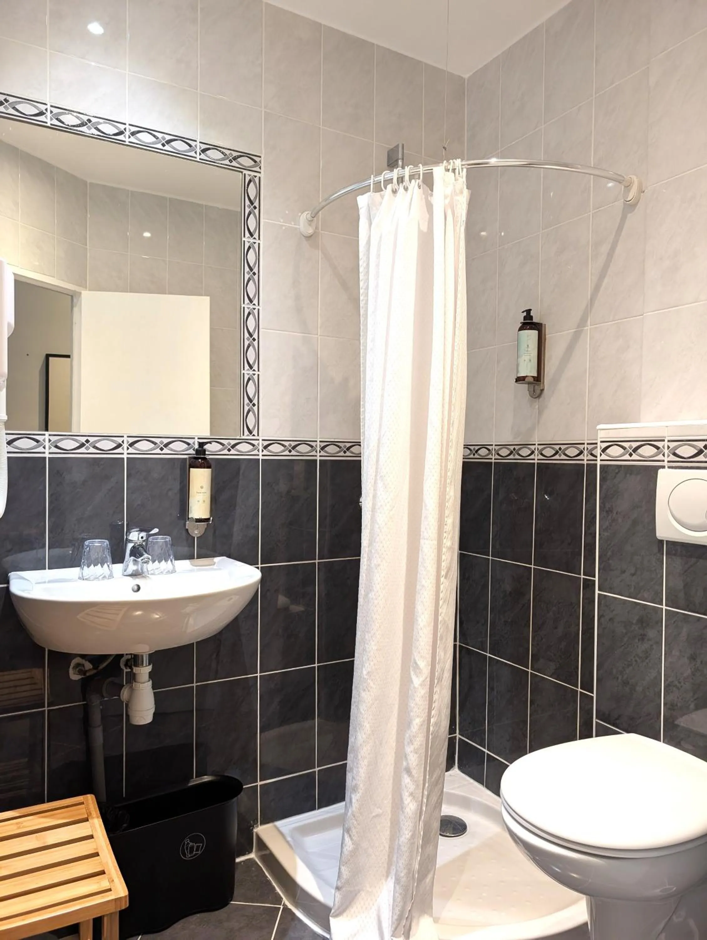 Shower in H33 Hôtel