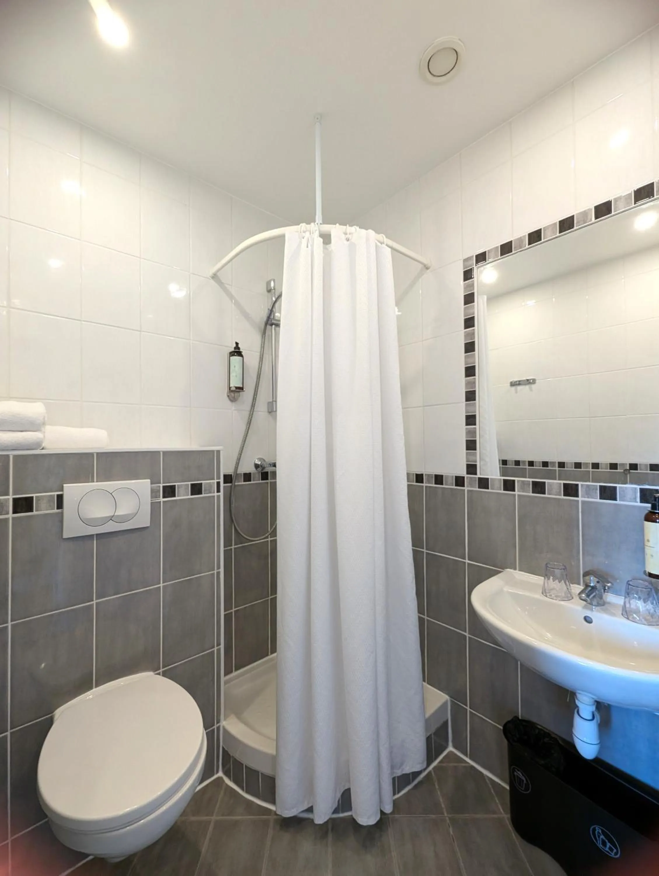 Shower in H33 Hôtel