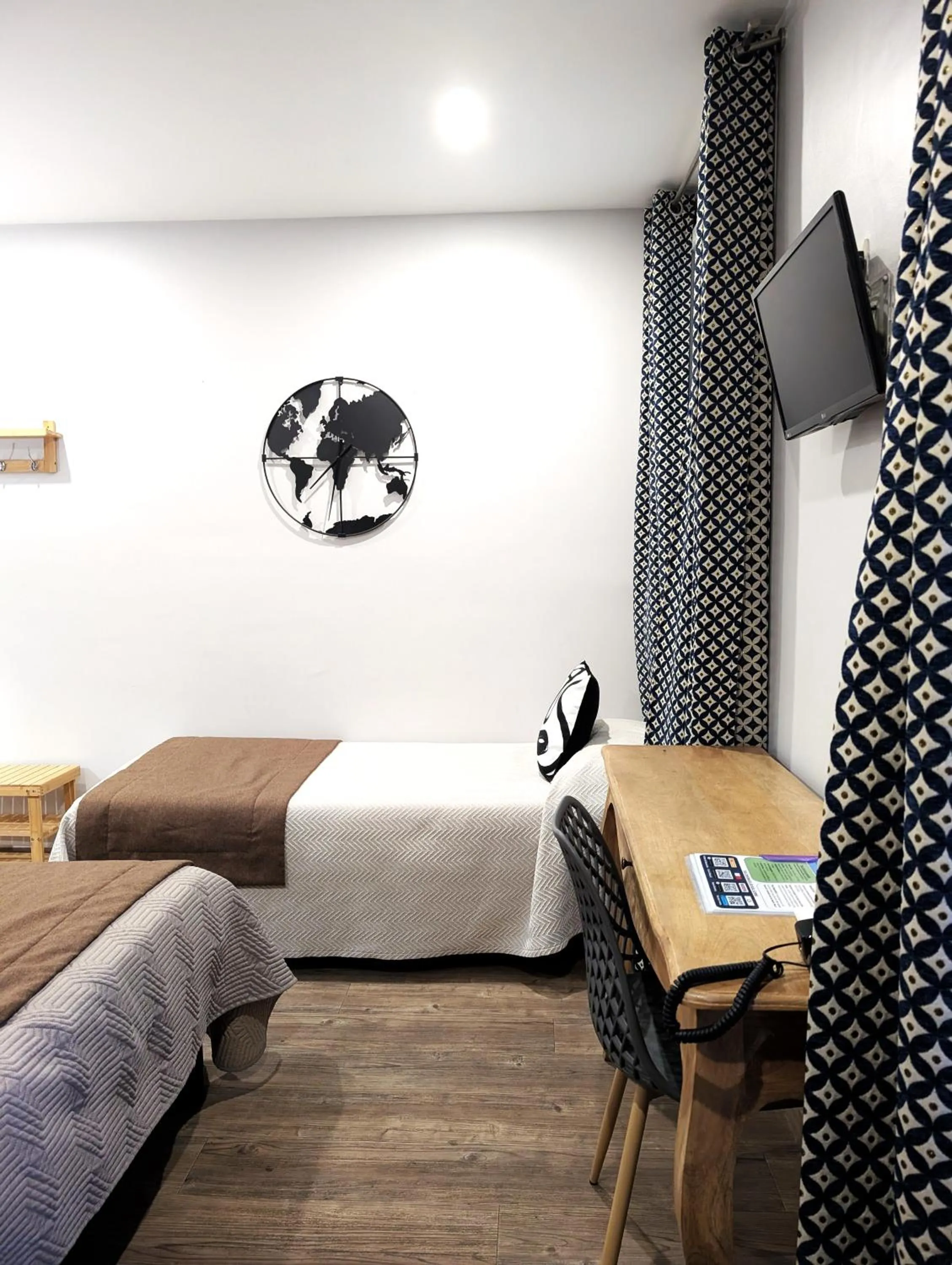 Seating area, Bed in H33 Hôtel