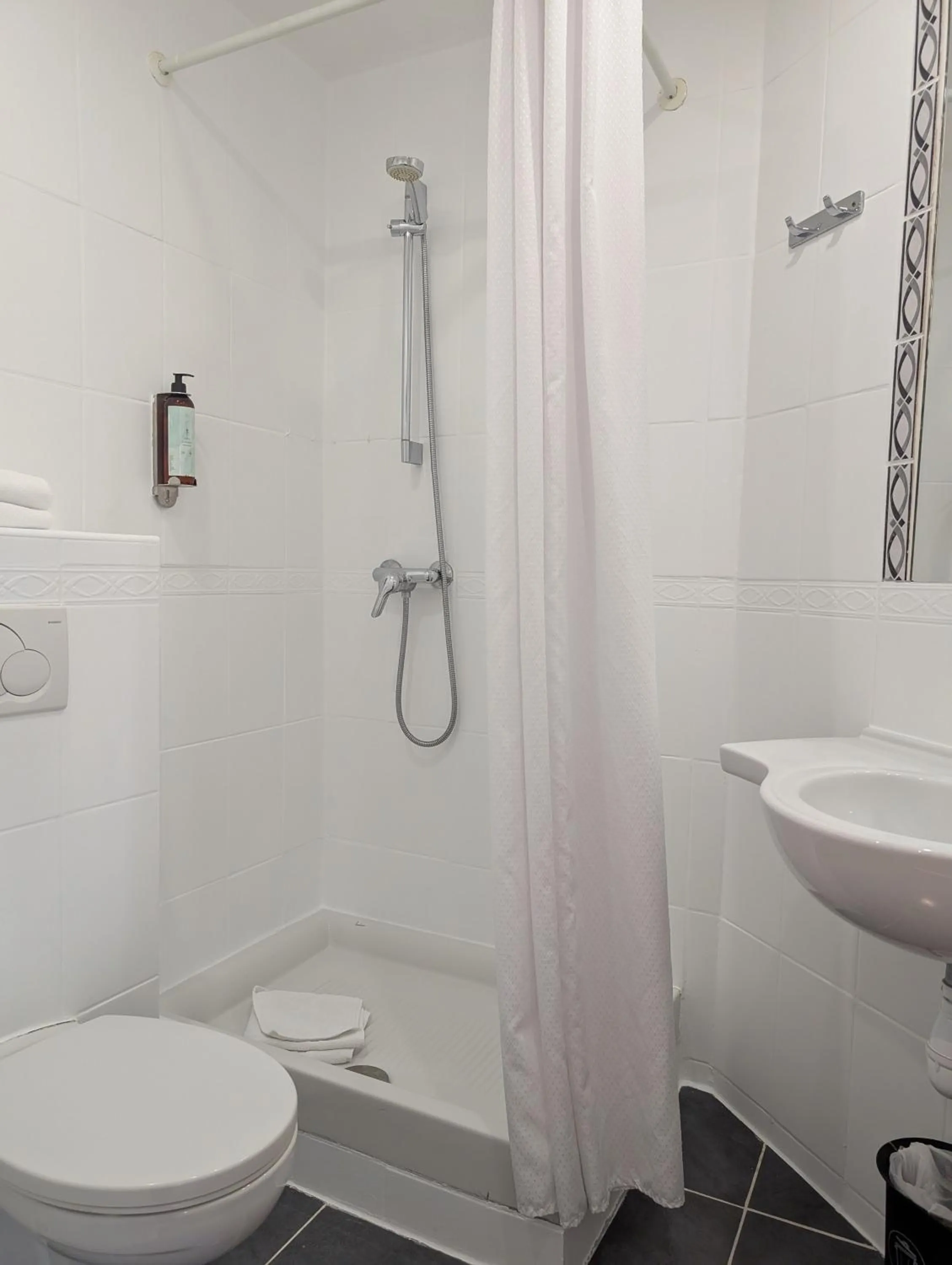Shower in H33 Hôtel