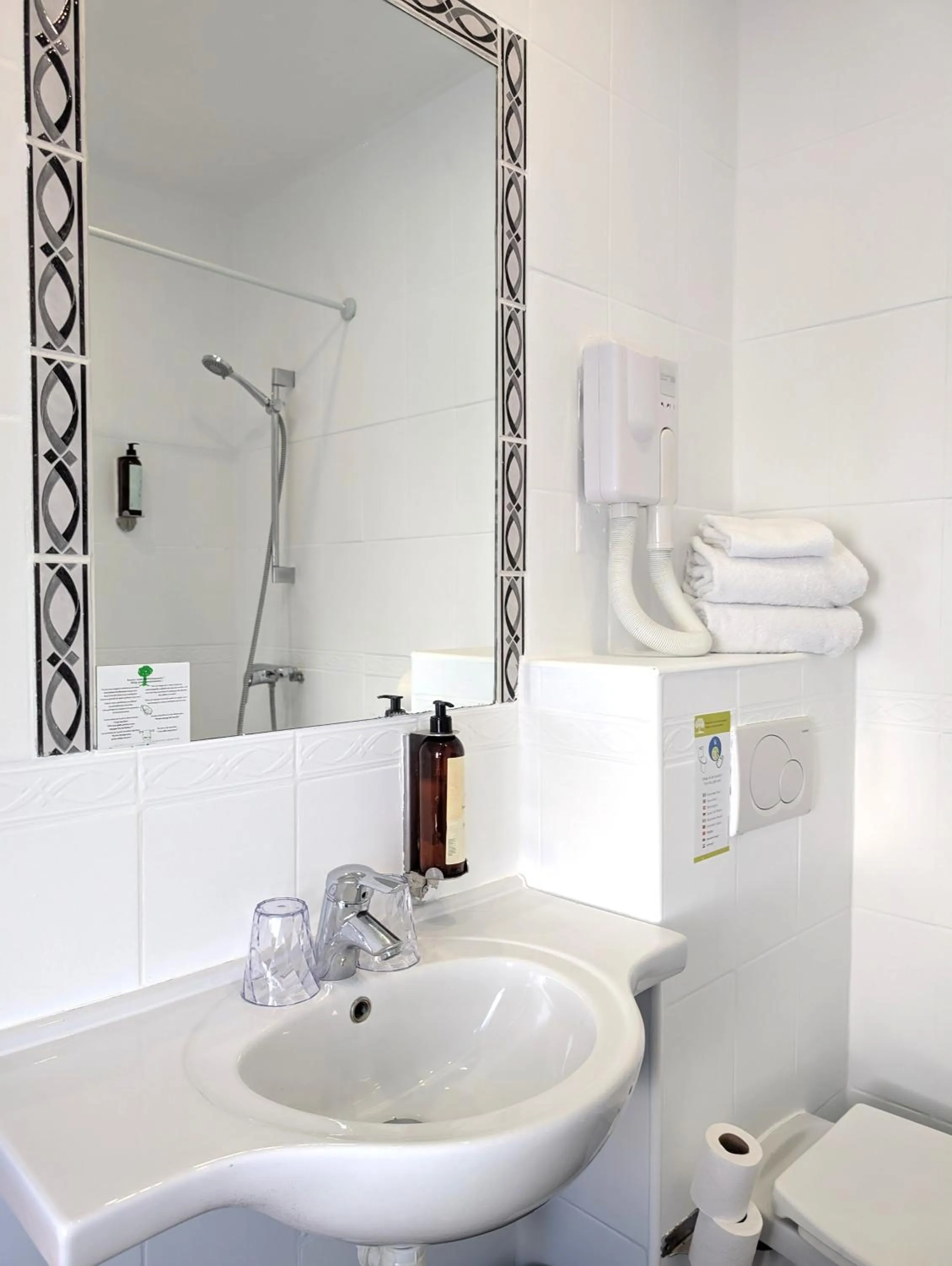 Bathroom in H33 Hôtel