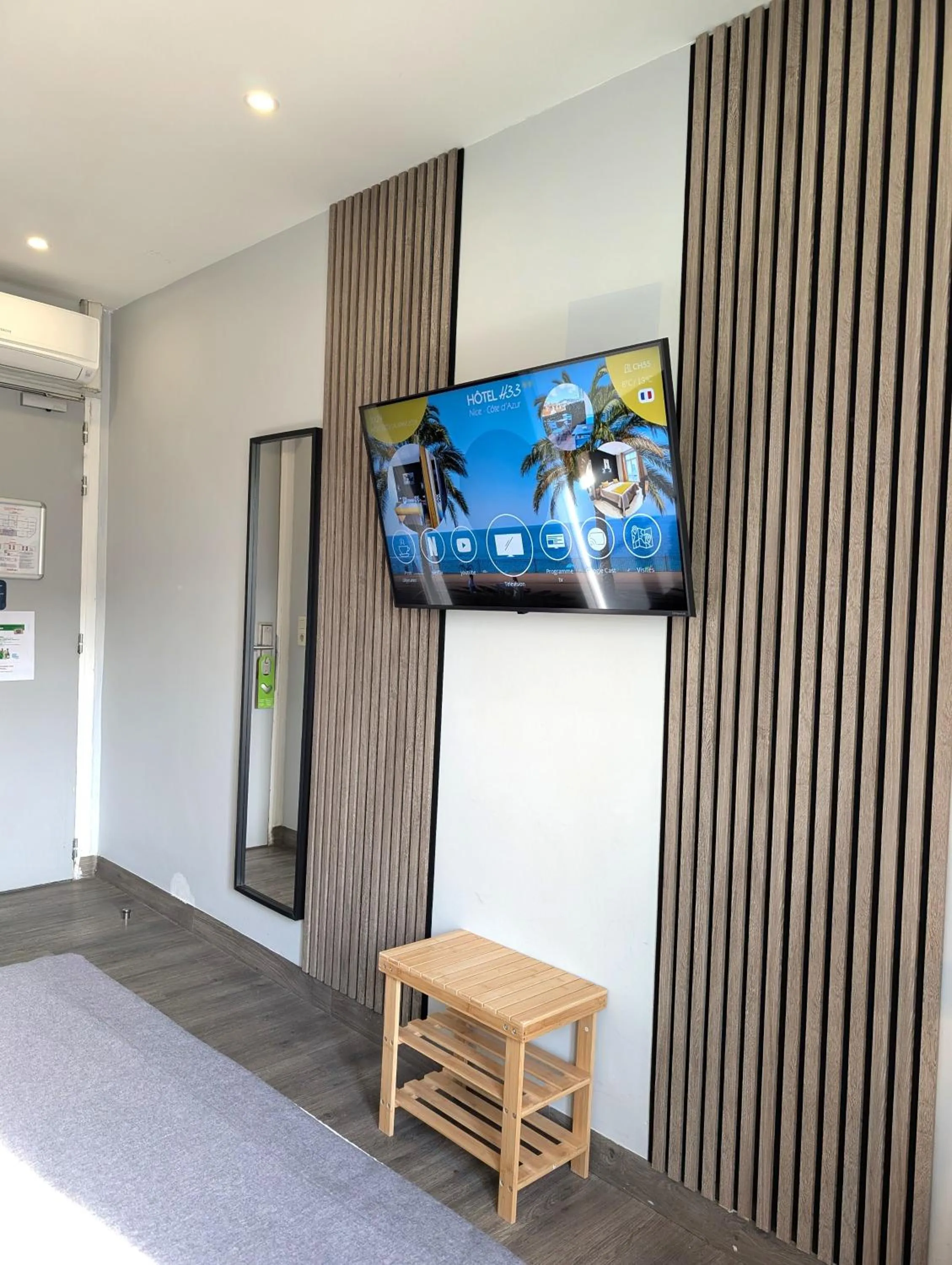 Photo of the whole room in H33 Hôtel