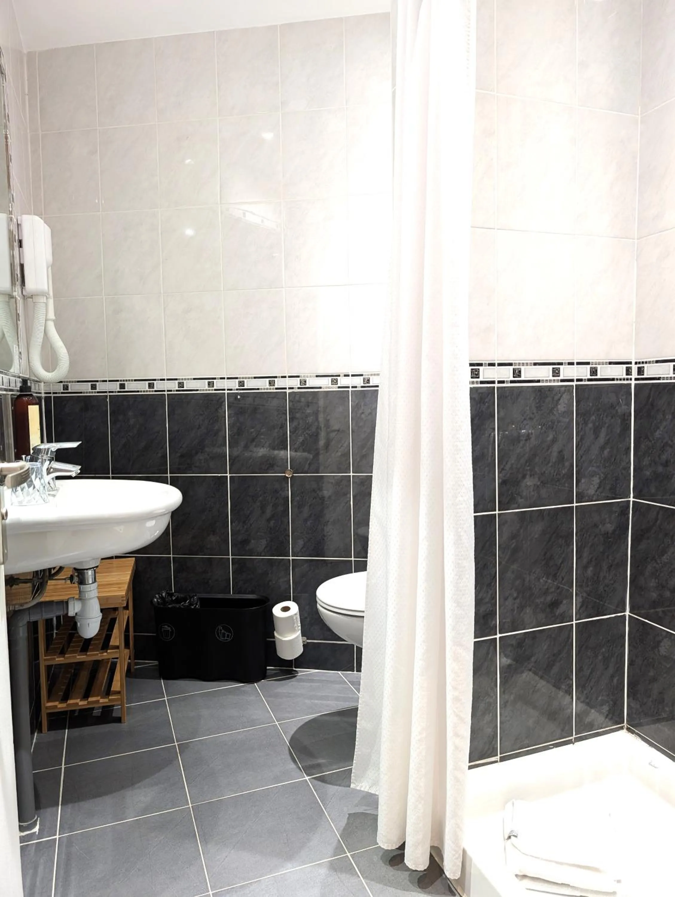 Shower in H33 Hôtel