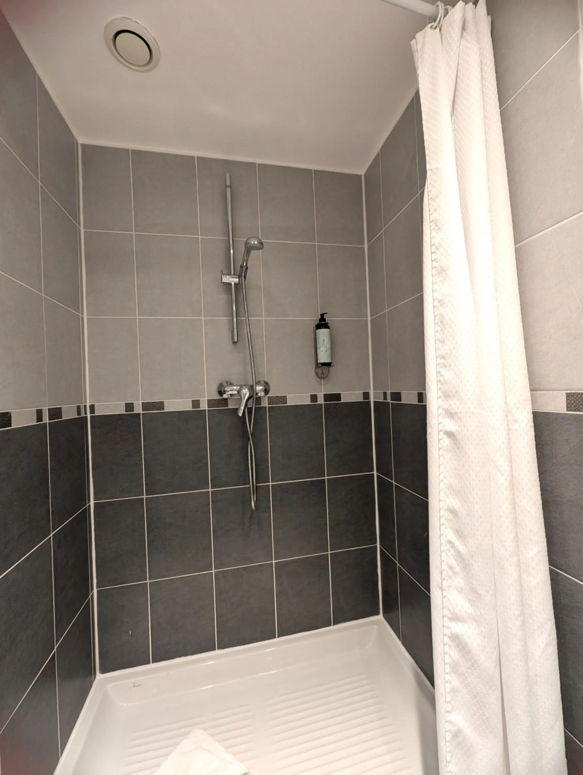Shower in H33 Hôtel