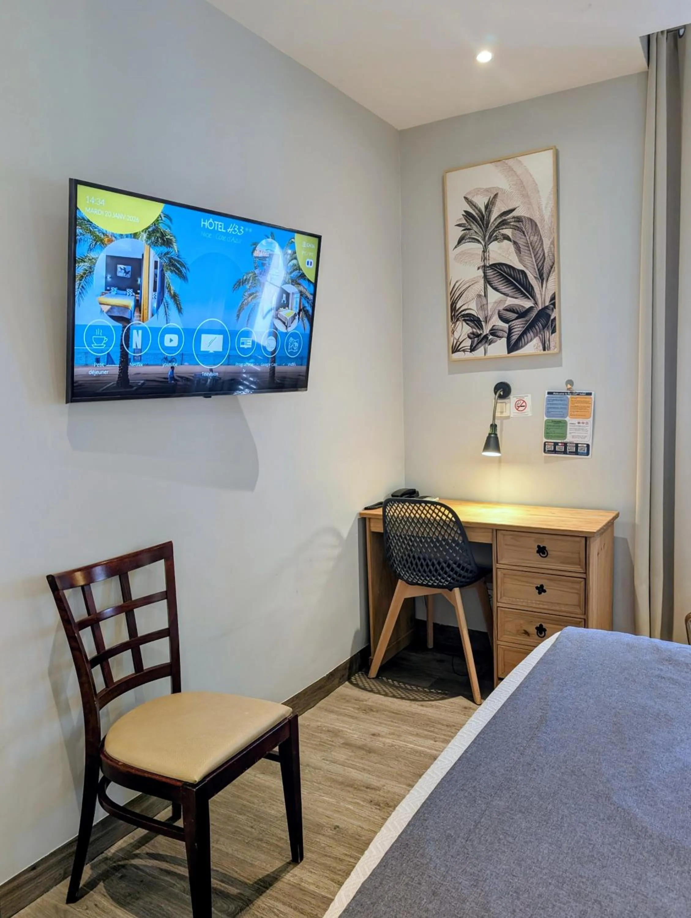 Seating area, Bed in H33 Hôtel