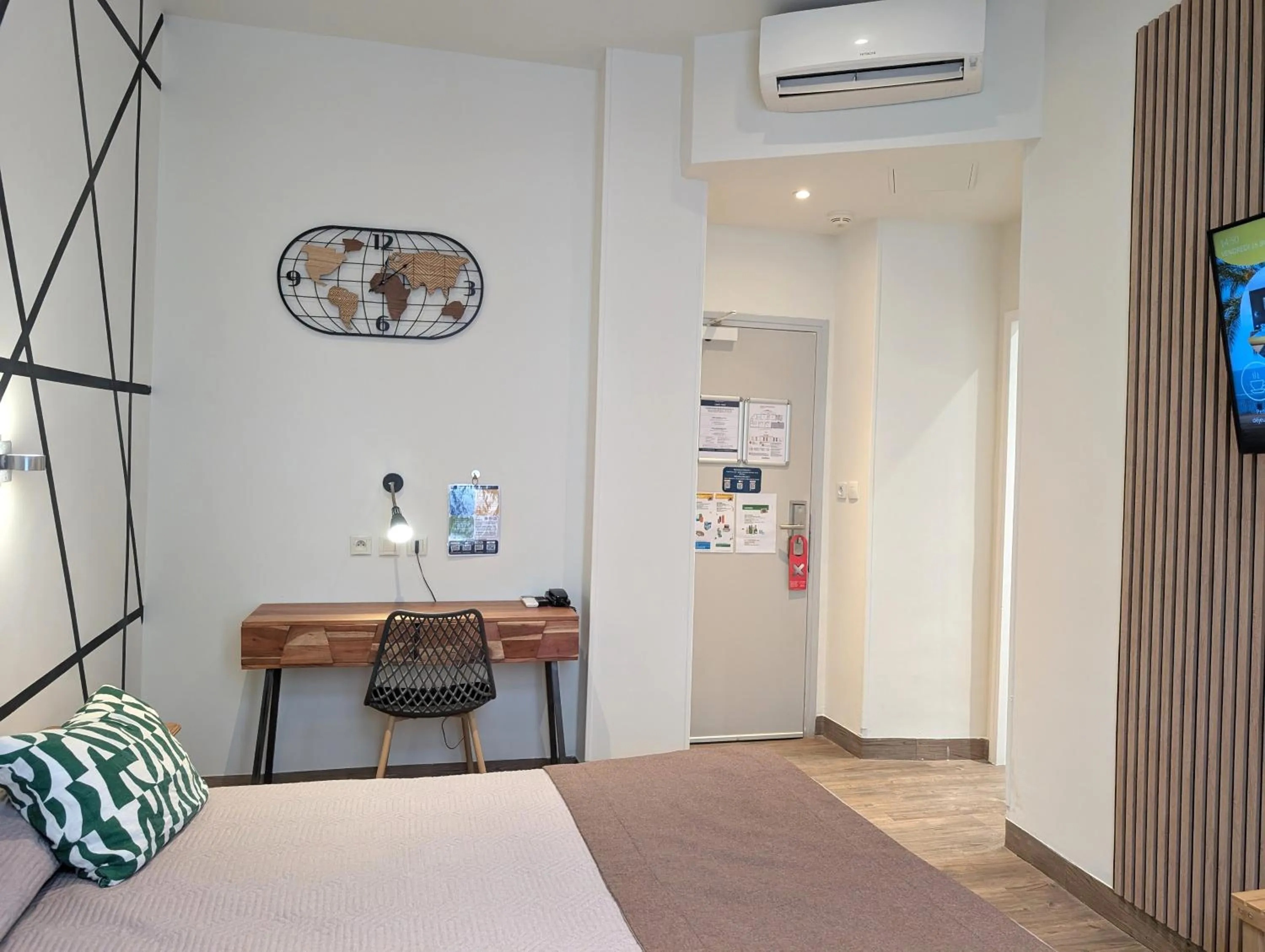 Seating area, Bed in H33 Hôtel