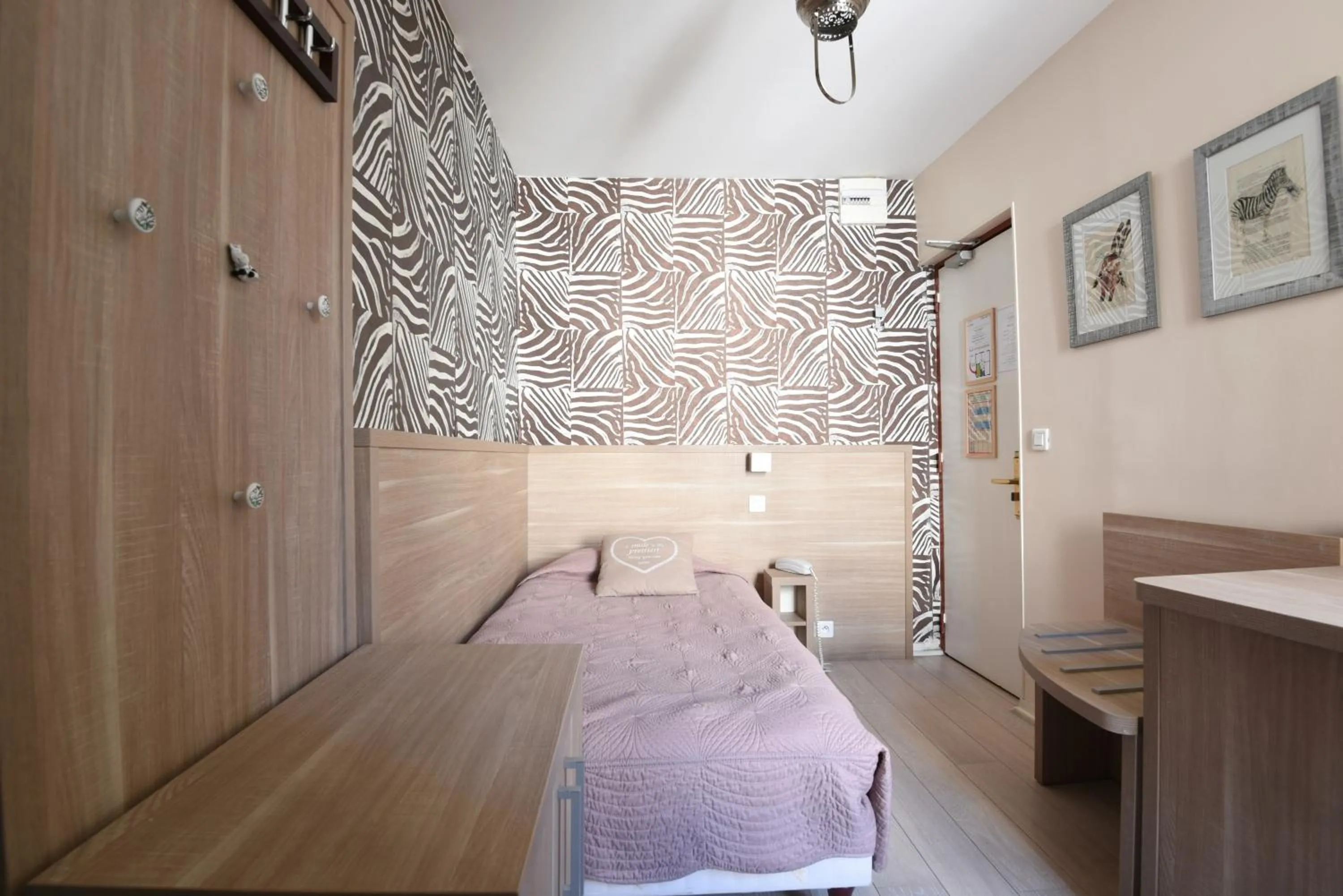 Photo of the whole room, Bed in Amélie Hotel