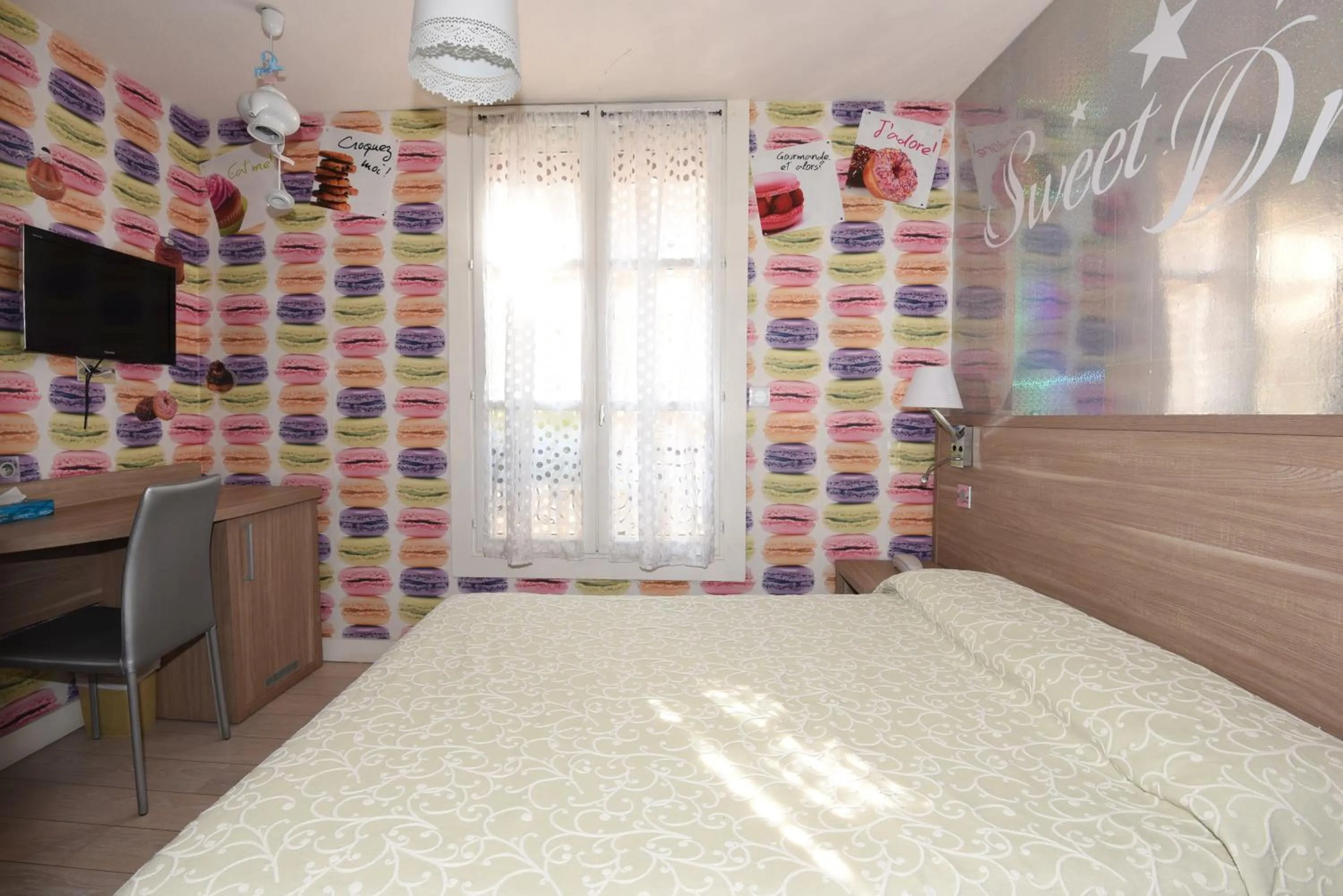 Bed in Amélie Hotel