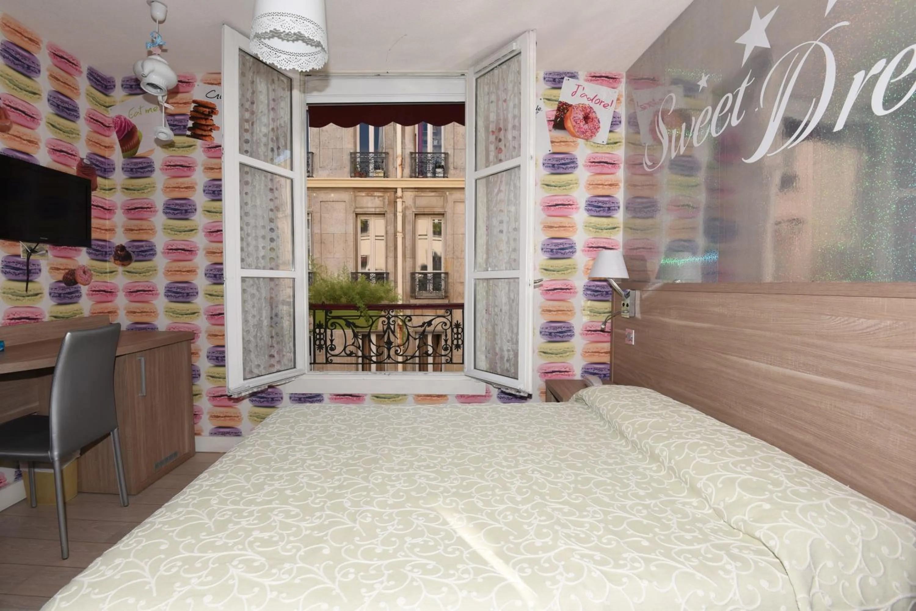 Bed in Amélie Hotel