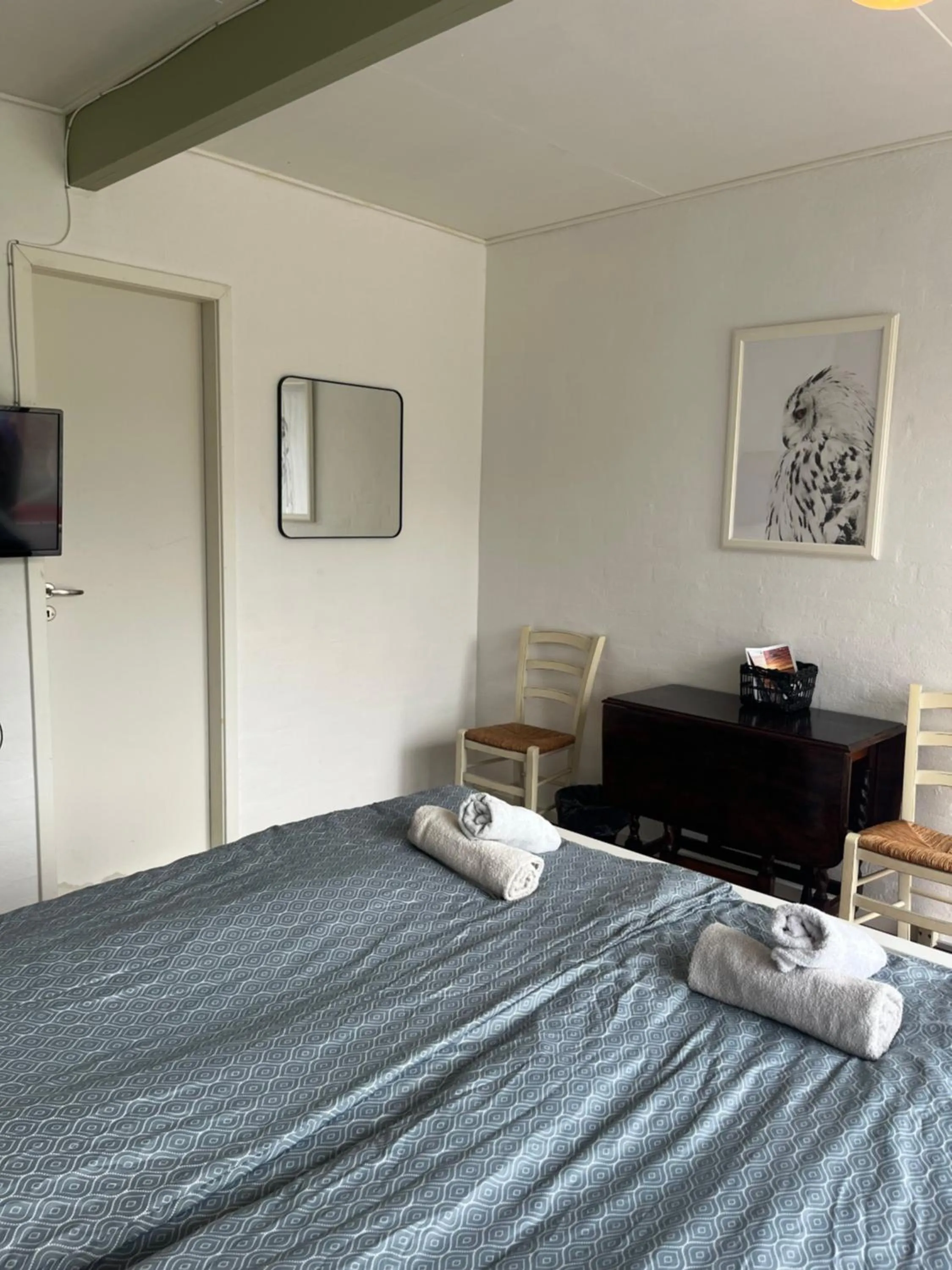 Living room, Bed in Døstrup Landevejskro & Motel