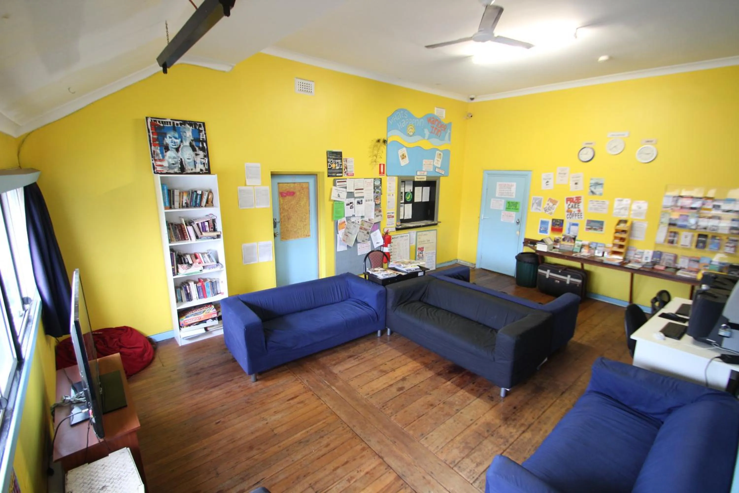 Communal lounge/ TV room in Wander Inn Bunbury
