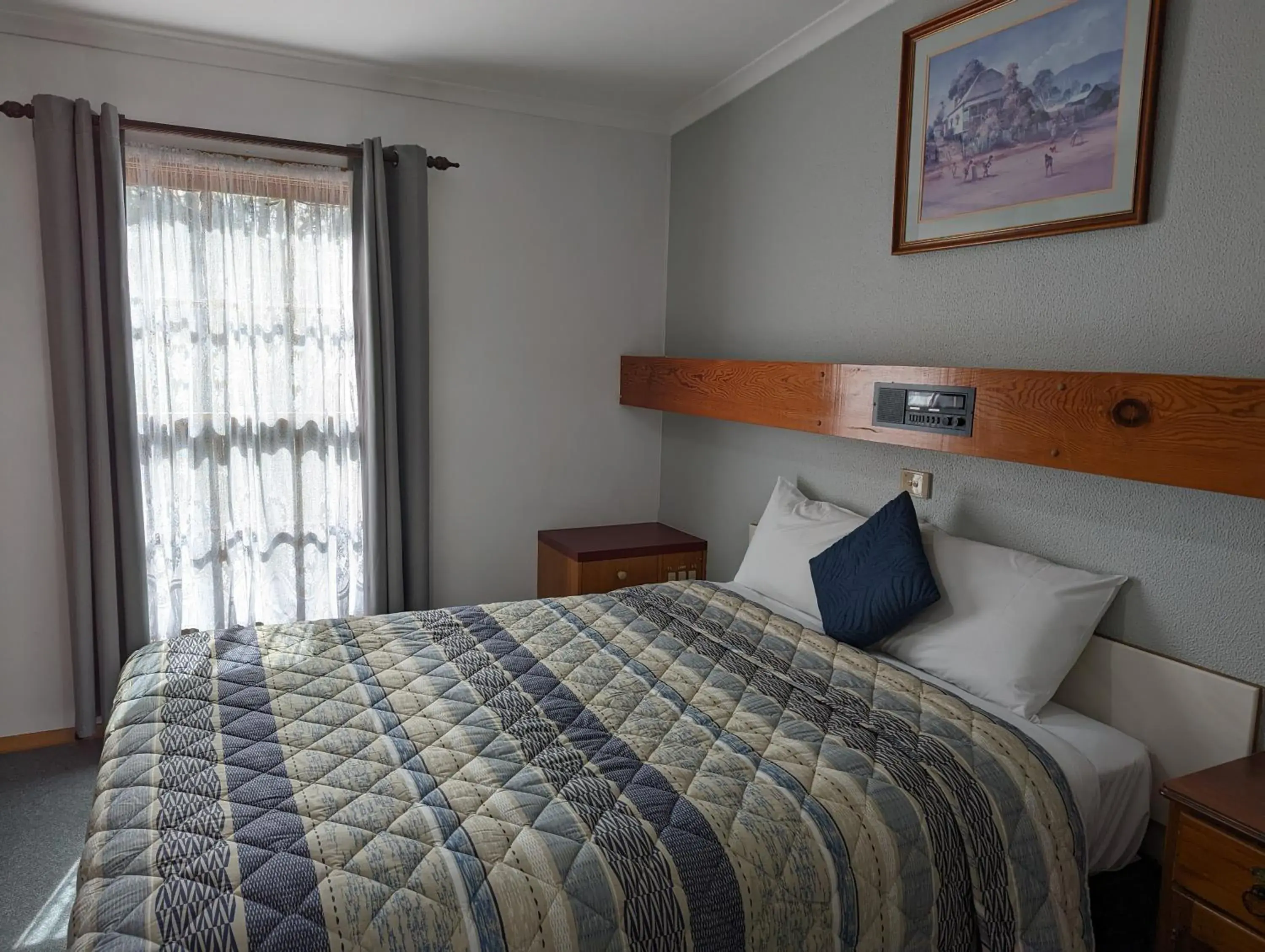 Superior Queen Room in Elm Court Motel Superior Queen Room in Elm Court Motel