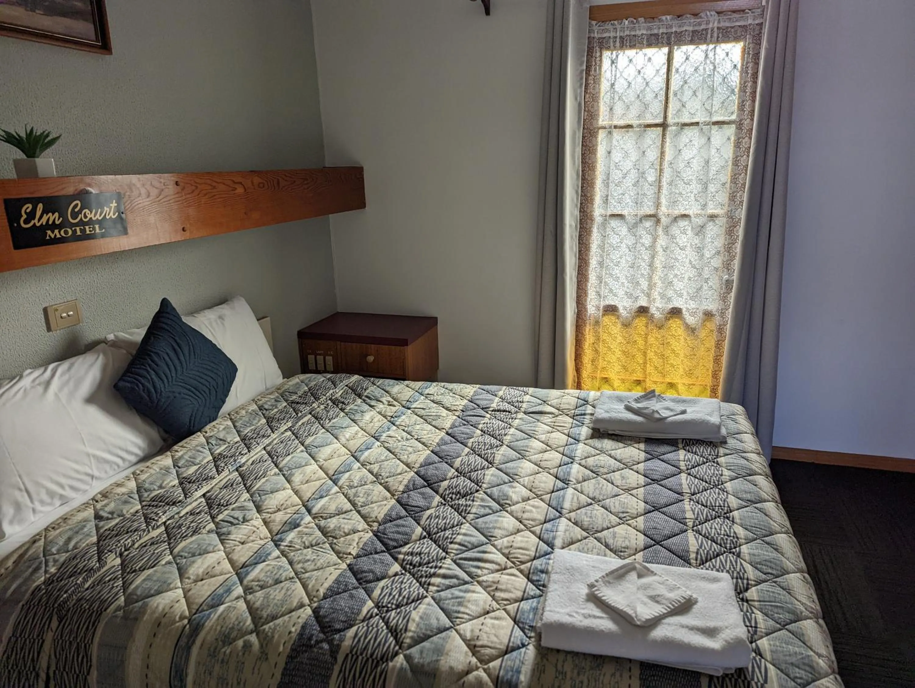 Bed in Elm Court Motel