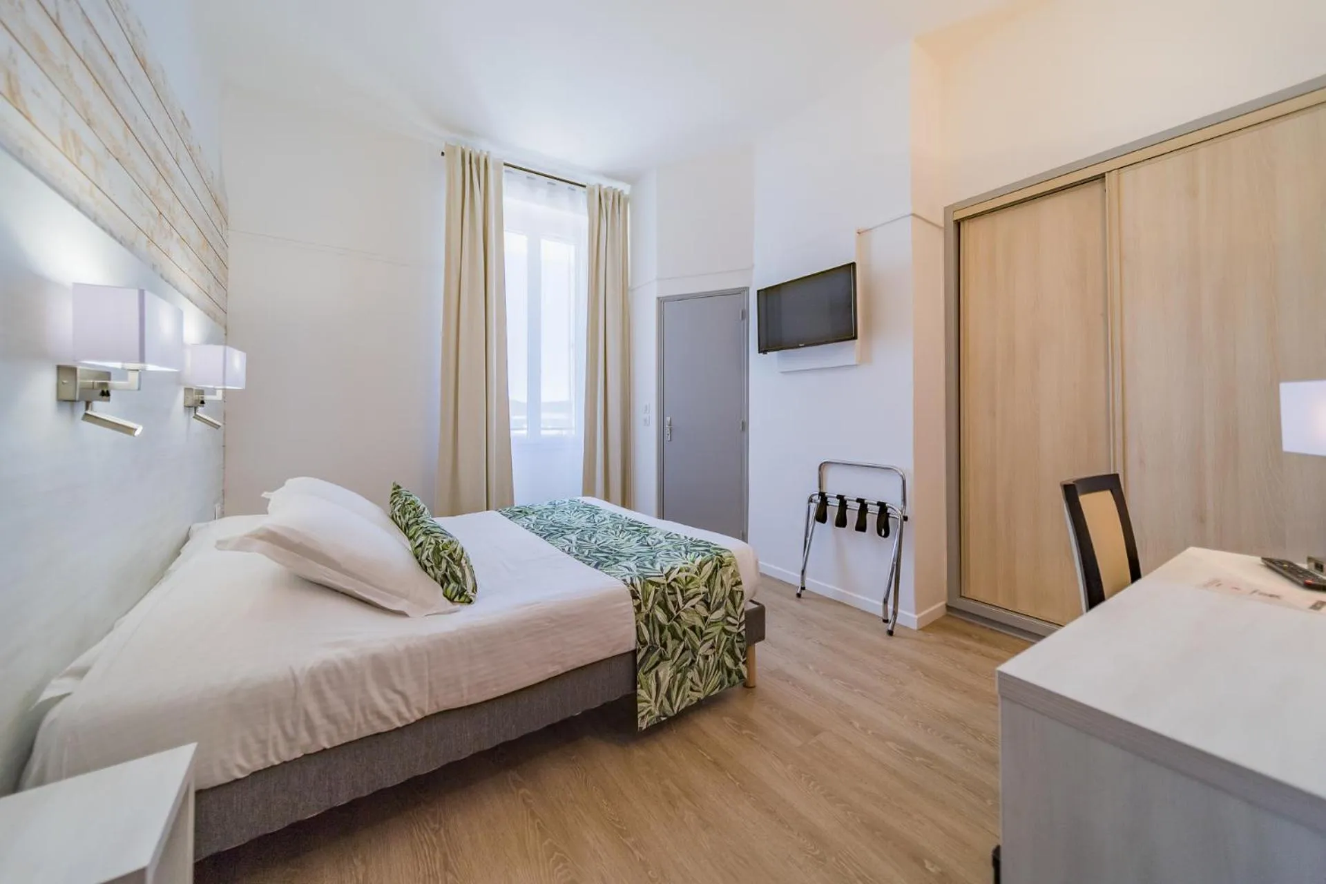 Bedroom, Bed in Hôtel Le Rabelais